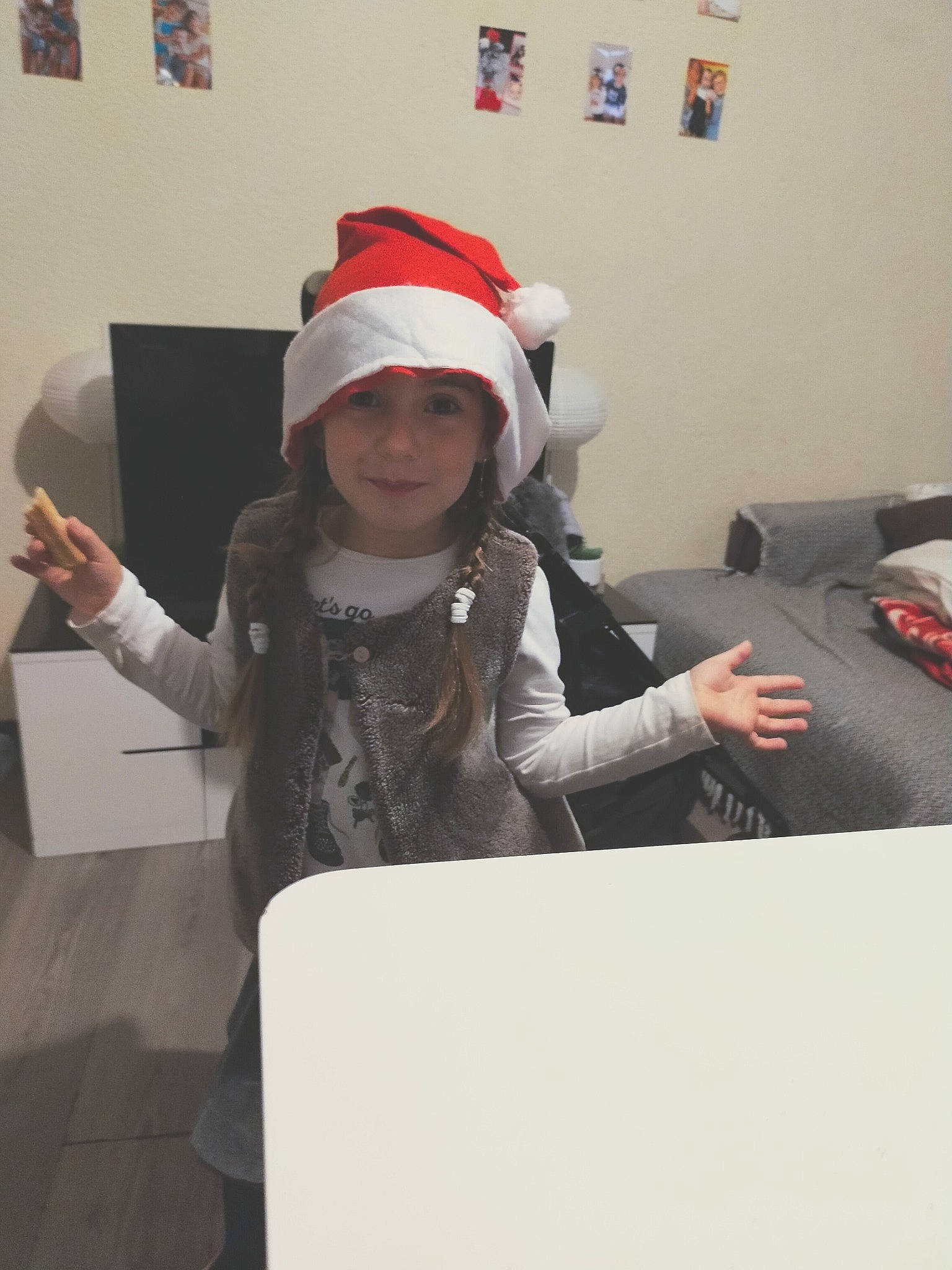 Sherley a rejoint le concours — aidez-le/la à gagner de superbes lots ! bonnet, costume_accessory, headwear, hood, joy, linens, person, picture_frame, room