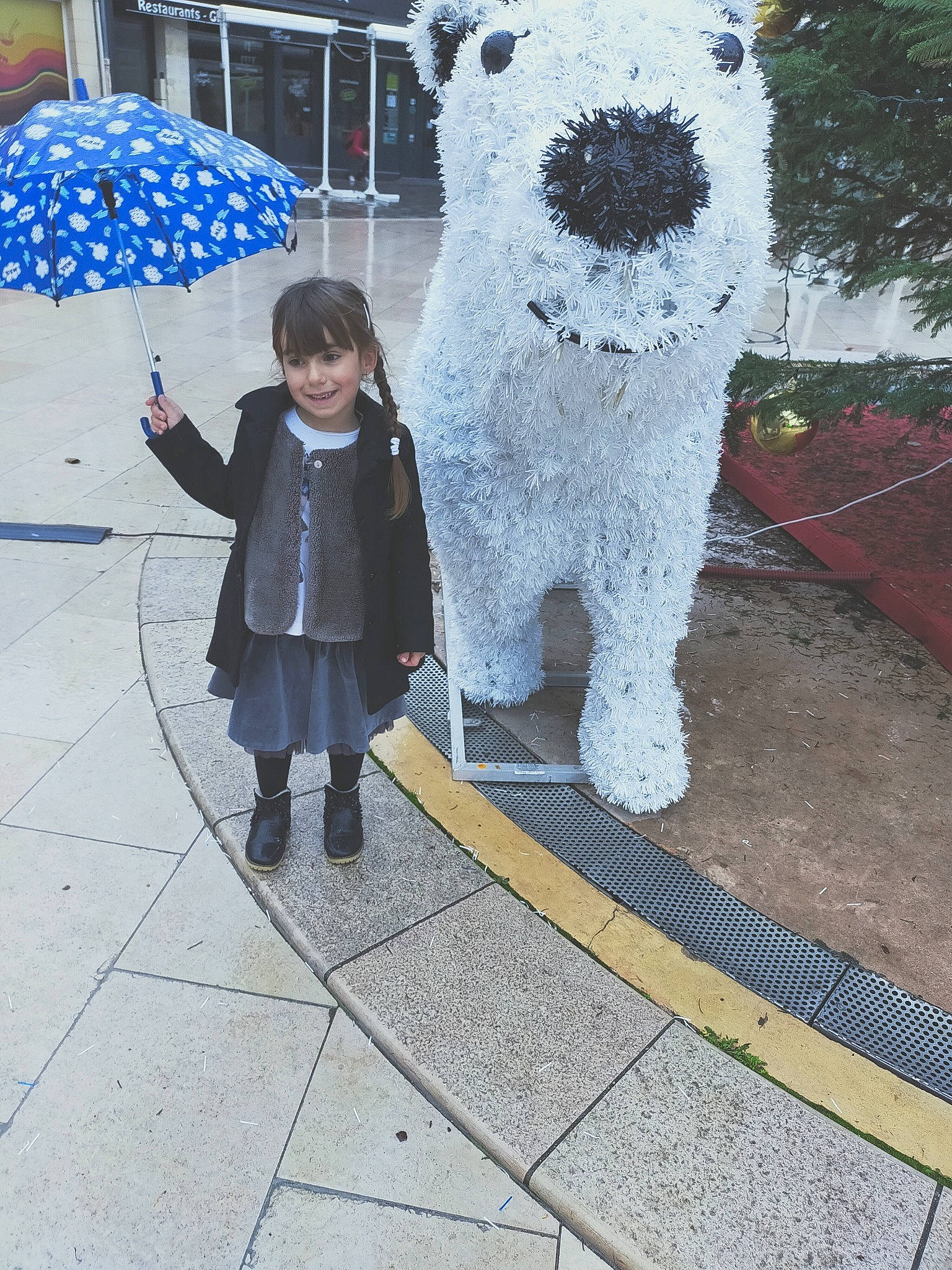 Sherley participe au concours pour gagner de l'argent avec cette photo : balloon, bear, fur, joy, mascot, party_supply, person, snout, stuffed_toy, teddy_bear, toy, world