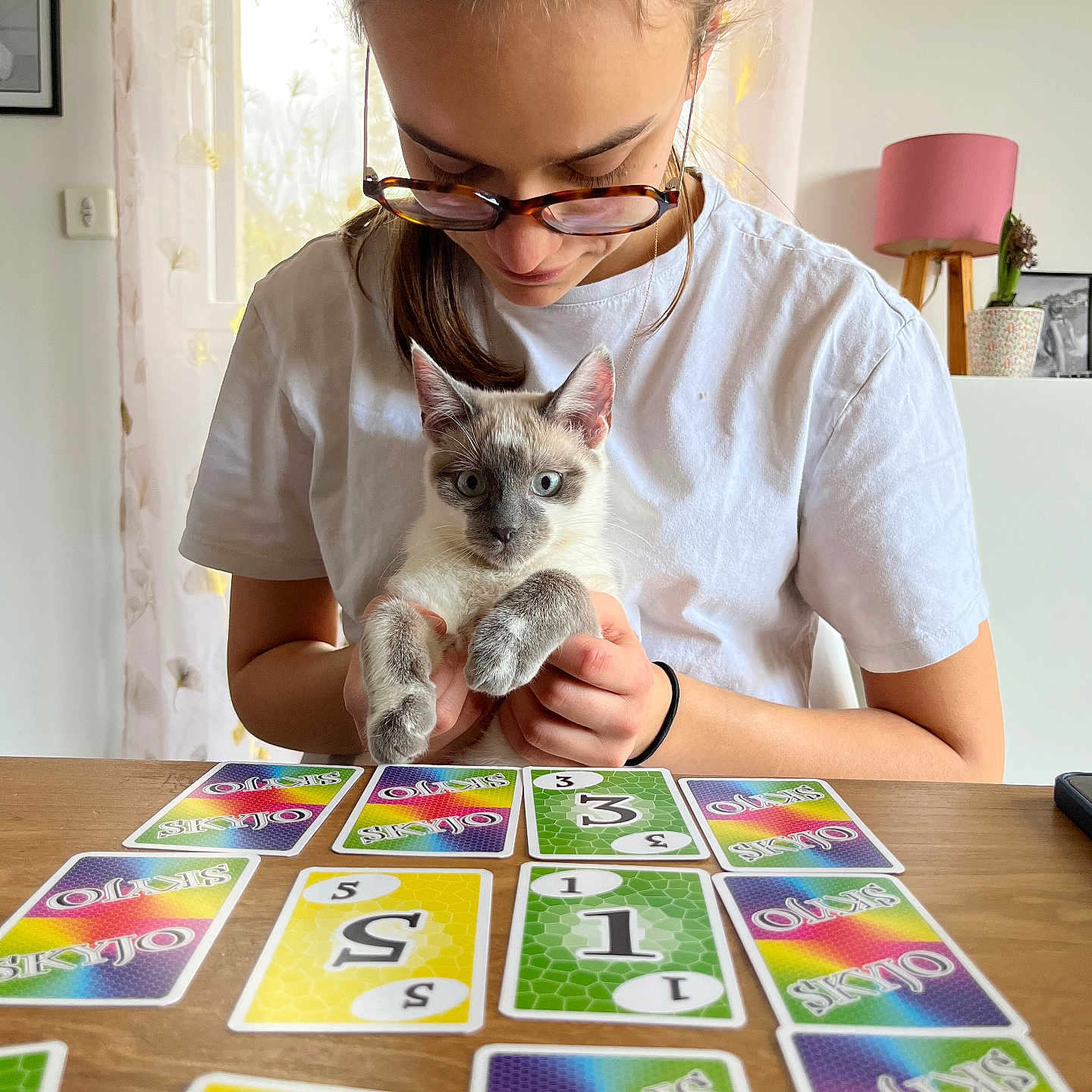 Uma a rejoint le concours — aidez-le/la à gagner de superbes lots ! accessories, adult, animal, bracelet, cat, face, female, furniture, glasses, head, jewelry, kitten, number, person, pet, photography, portrait, symbol, text, woman