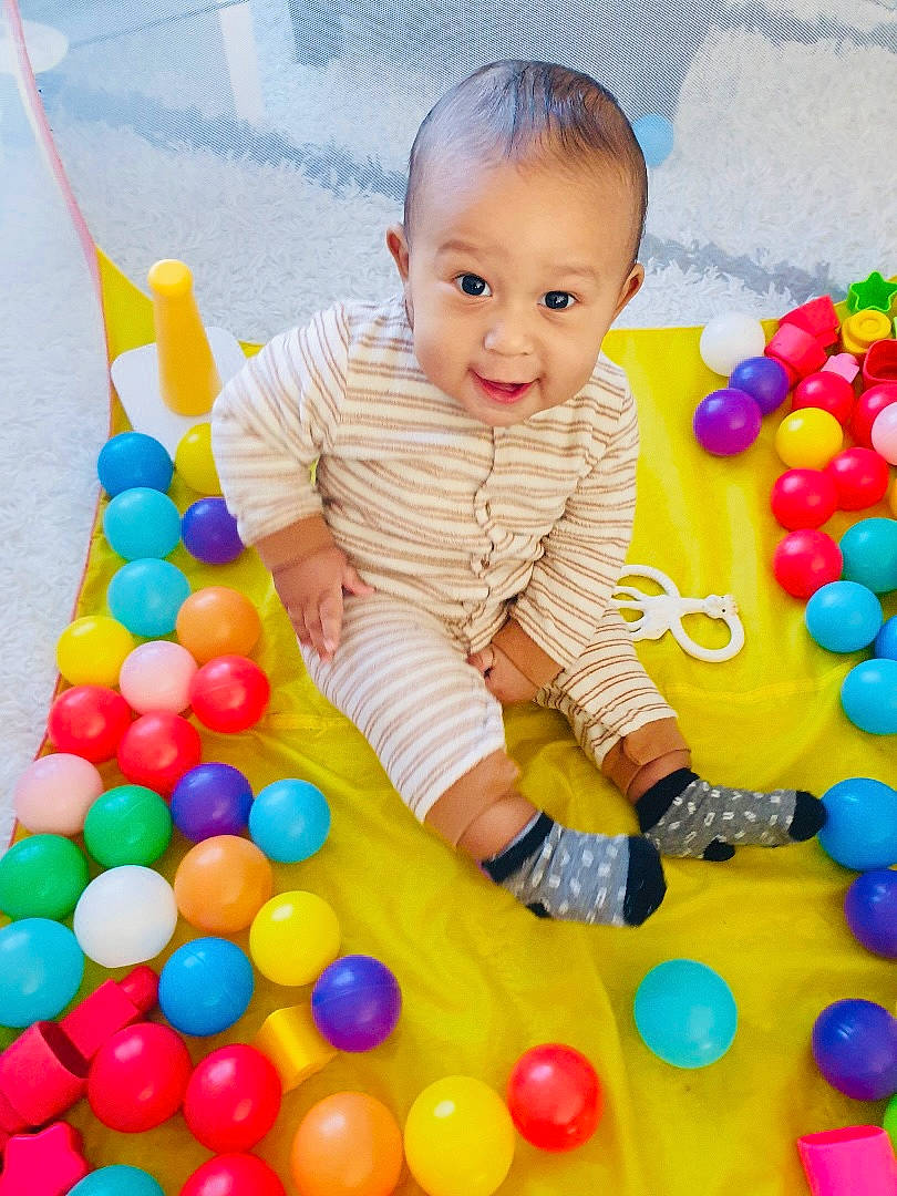 Ely participe au concours pour gagner de l'argent avec cette photo : baby, baby_playing_with_toys, baby_toddler_clothing, baby_toys, ball_pit, child, electric_blue, event, fun, happy, leisure, party_supply, person, photograph, play, playground, recreation, smile, toddler, toy