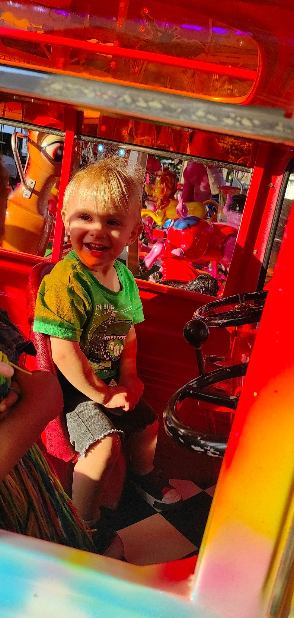 Juan participe au concours pour gagner de l'argent avec cette photo : amusement_ride, bumper, child, event, fun, games, happy, human_leg, joy, lap, leisure, machine, motor_vehicle, person, recreation, red, room, shorts, smile, t_shirt