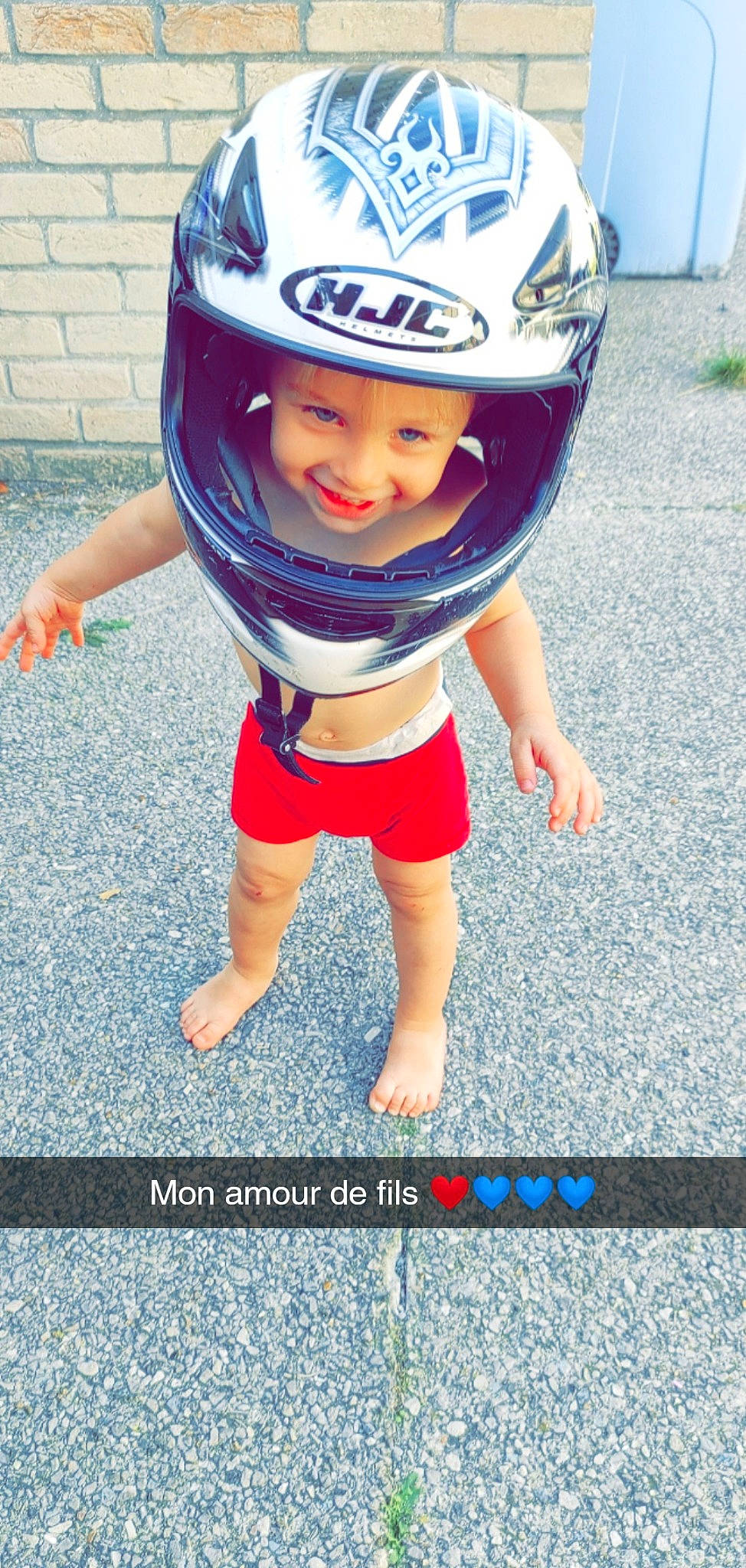 Juan participe au concours pour gagner de l'argent avec cette photo : bicycle_clothing, bicycle_helmet, blue, child, electric_blue, fashion_accessory, fun, happy, headwear, helmet, joy, leisure, logo, motorcycle_helmet, person, personal_protective_equipment, recreation, shorts, smile, sports_equipment