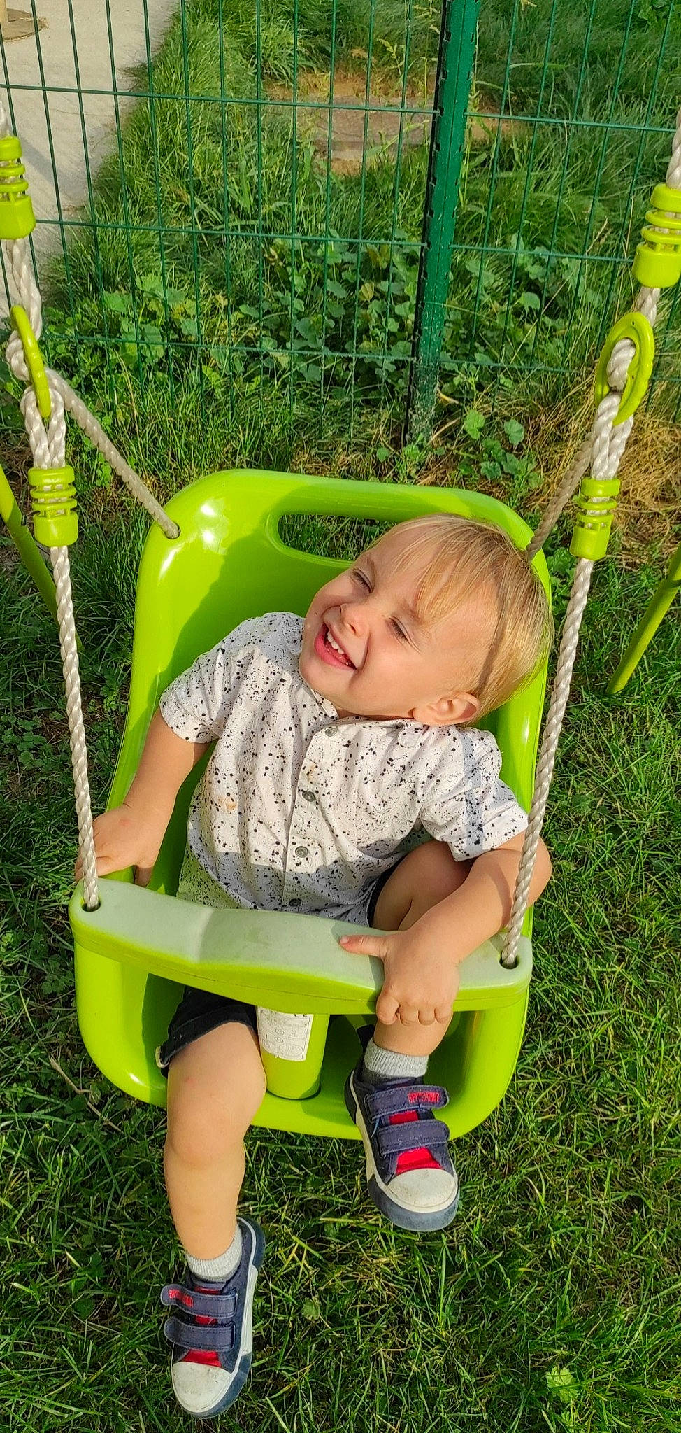 Juan a rejoint le concours — aidez-le/la à gagner de superbes lots ! baby_toddler_clothing, chair, fun, grass, grass_family, green, happy, joy, lawn, leisure, outdoor_furniture, people_in_nature, person, plant, recreation, smile, sneakers, swing, terrestrial_plant, tire