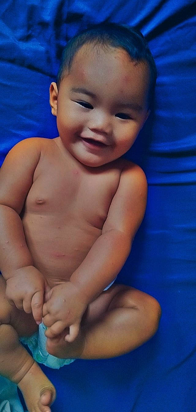 Myrenda participe au concours pour gagner de l'argent avec cette photo : baby, blue, cheek, chin, eye, eyebrow, face, hairstyle, hand, happy, human_body, iris, lip, mouth, muscle, neck, nose, person, skin, smile