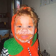 Mayrone participe au concours pour gagner de l'argent avec cette photo : child, face_paint, costume, pumpkin, orange, green, smiling, indoor, curly_hair, striped_shirt, holiday, festive, happy, portrait, young, cute, person, headwear, party, celebration