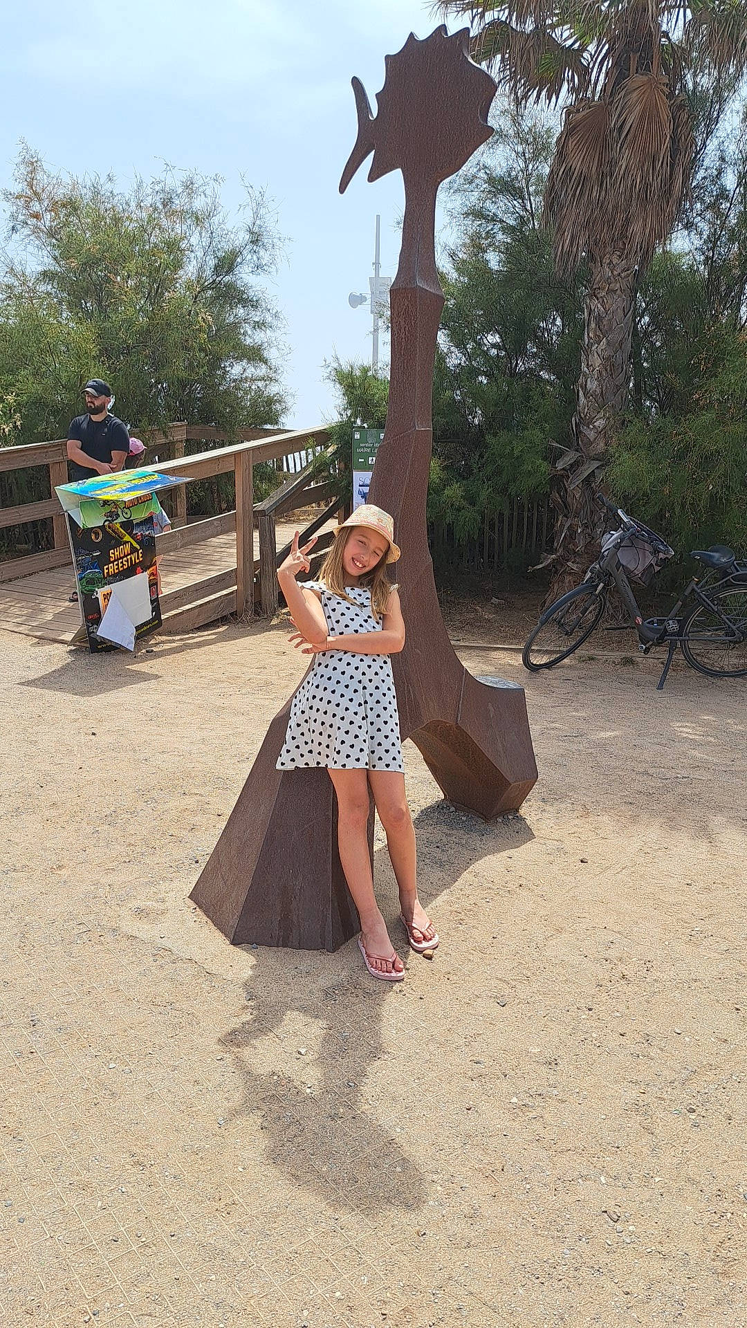 Kahina a rejoint le concours — aidez-le/la à gagner de superbes lots ! adaptation, art, bicycle_wheel, fun, headwear, joy, landscape, leisure, person, plant, pole, recreation, sculpture, shorts, sky, soil, tire, tourism, travel, tree