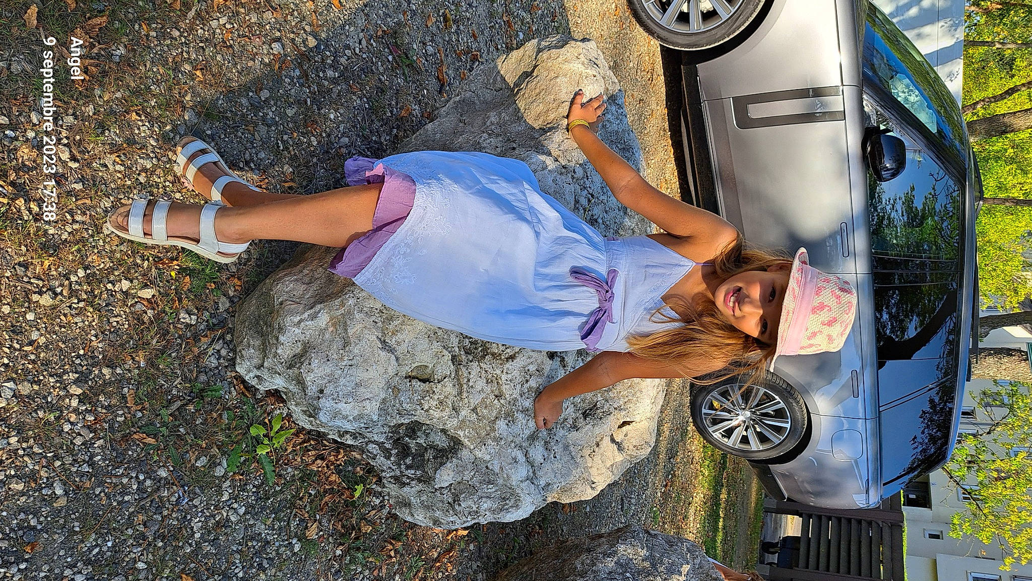 Kahina participe au concours pour gagner de l'argent avec cette photo : asphalt, automotive_design, automotive_exterior, automotive_lighting, automotive_tire, automotive_wheel_system, bumper, car, electric_blue, fender, hat, headwear, hood, human_leg, joy, land_vehicle, motor_vehicle, person, smile, tire