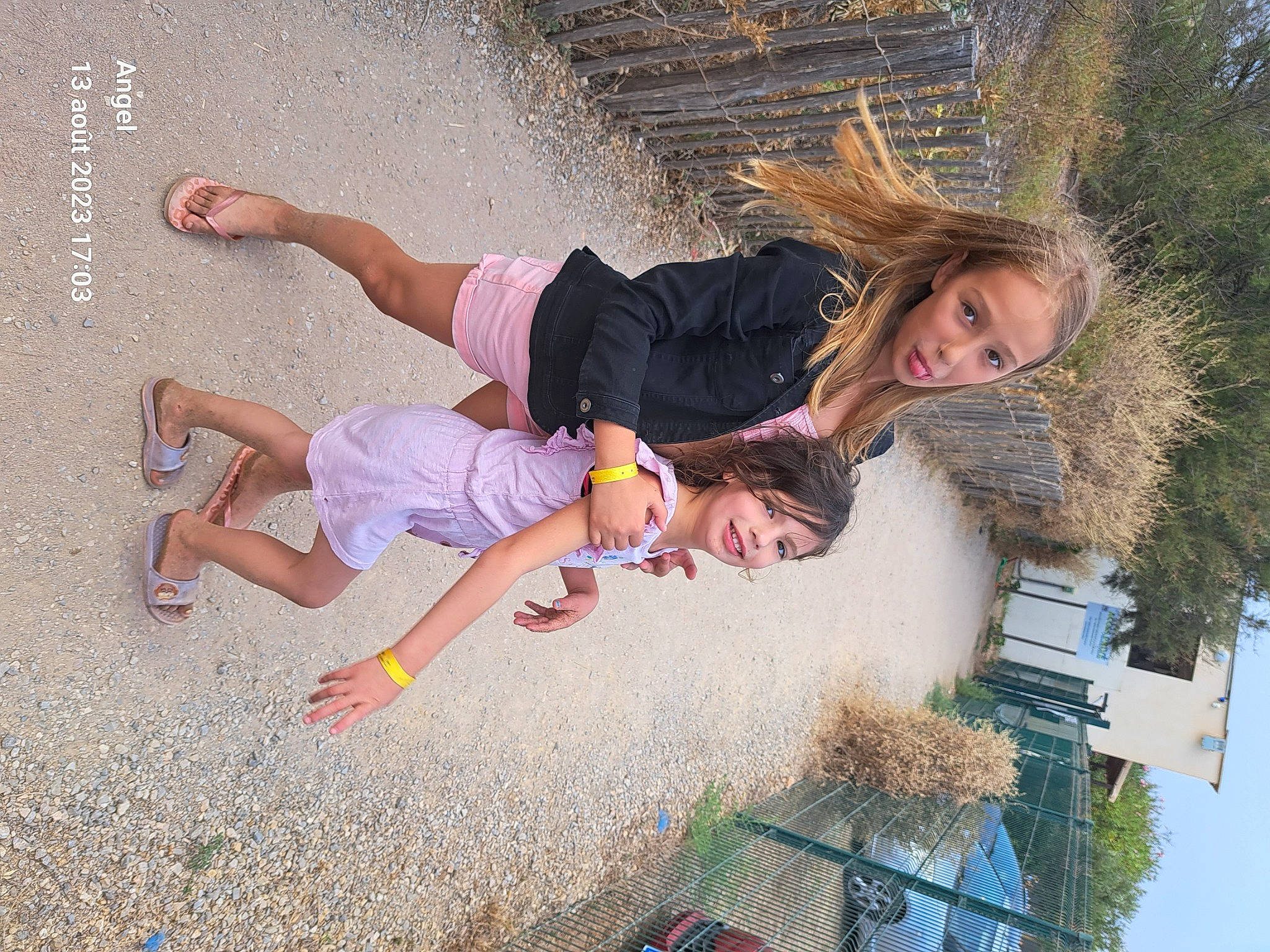 Kahina participe au concours pour gagner de l'argent avec cette photo : barefoot, foot, fun, grass, hairstyle, happy, human_leg, joy, landscape, leisure, people_in_nature, person, plant, recreation, sandal, shadow, sitting, t_shirt, thigh, tree