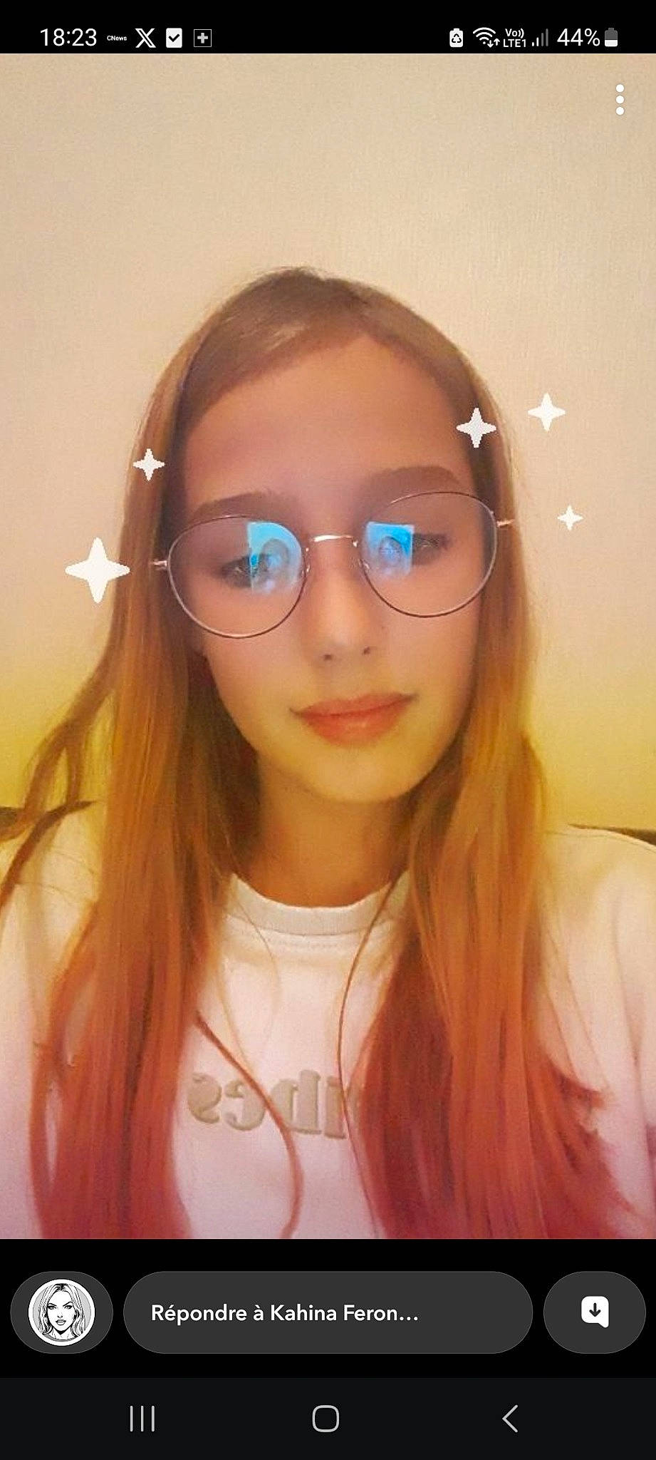 Kahina participe au concours pour gagner de l'argent avec cette photo : bangs, cheek, chin, ear, eyebrow, eyelash, eyewear, forehead, glasses, happy, iris, jaw, lip, long_hair, neck, nose, person, selfie, skin, sleeve