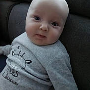 Léandro a rejoint le concours — aidez-le/la à gagner de superbes lots ! baby, bald, child, closeup, clothing, couch, cozy, cute, expression, face, furniture, giraffe_design, indoor, infant, looking_at_camera, portrait, seated, soft_lighting, sweater, young_child