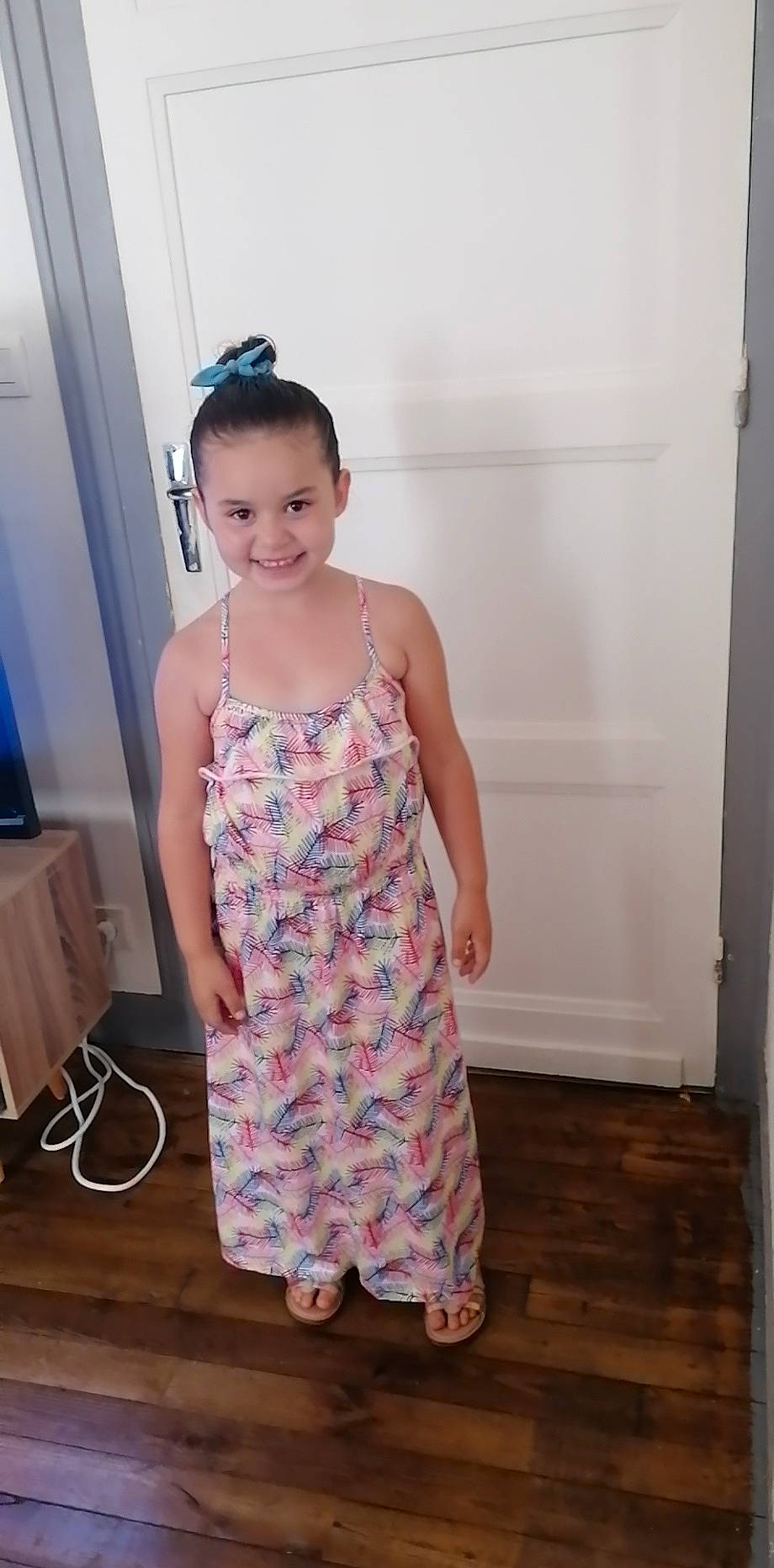 Melissa participe au concours pour gagner de l'argent avec cette photo : bag, day_dress, dress, fashion_design, flooring, fun, happy, head, joy, luggage_and_bags, neck, office_supplies, one_piece_garment, pattern, person, shoulder, skin, sleeve, smile, standing