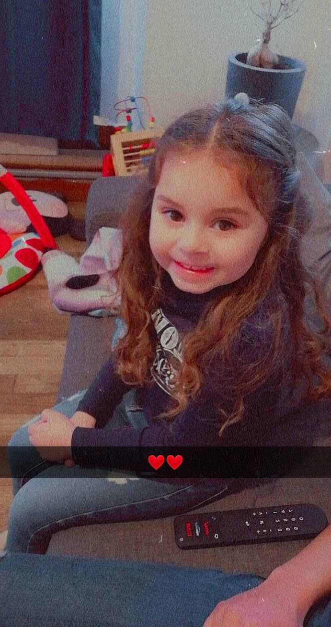 Melissa participe au concours pour gagner de l'argent avec cette photo : audio_equipment, blond, brown_hair, chair, child, display_device, electronic_device, event, fun, gadget, happy, iris, joy, lap, long_hair, person, sitting, smile, steering_wheel, television_set