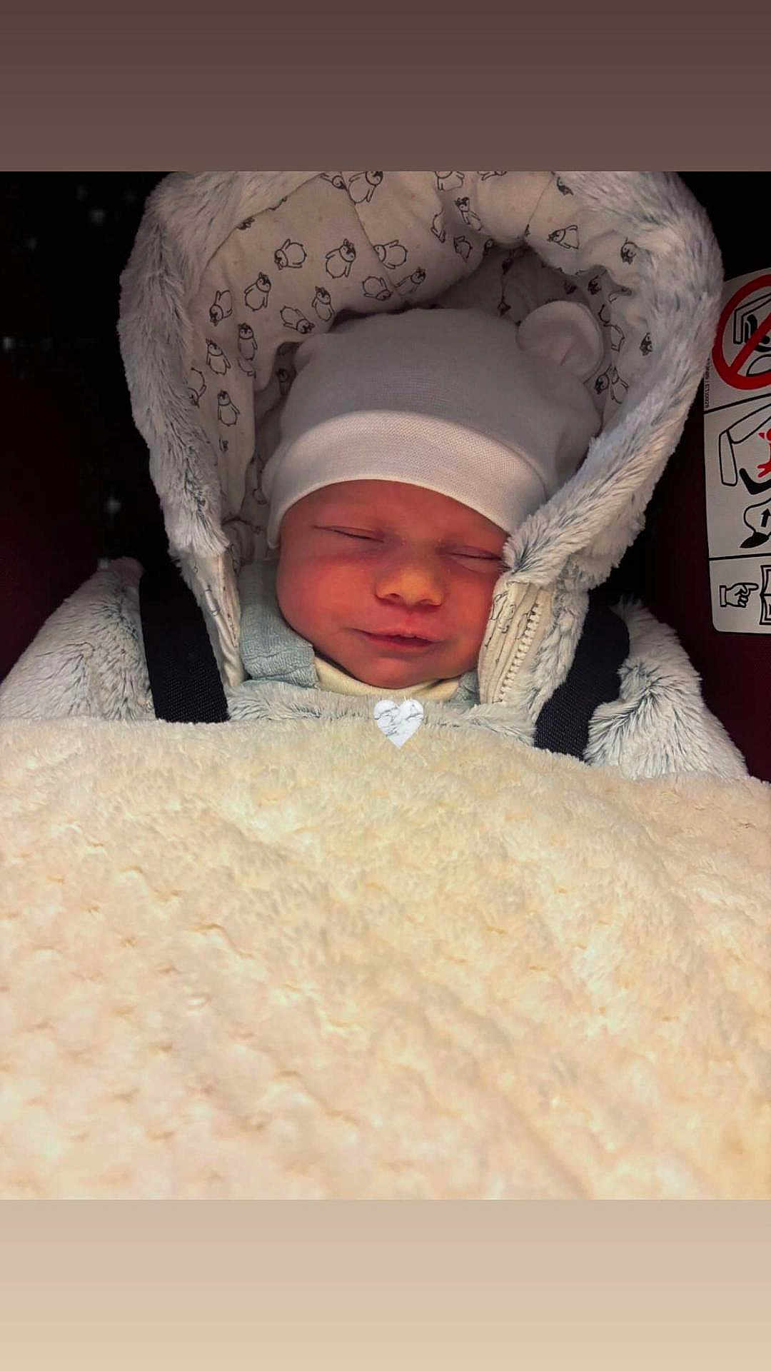 Mía participe au concours pour gagner de l'argent avec cette photo : baby, sleeping, blanket, hat, cozy, fur, child, infant, cute, warm, car_seat, child_seat, clothing, comfort, portrait, face, headwear, soft, rest, peaceful