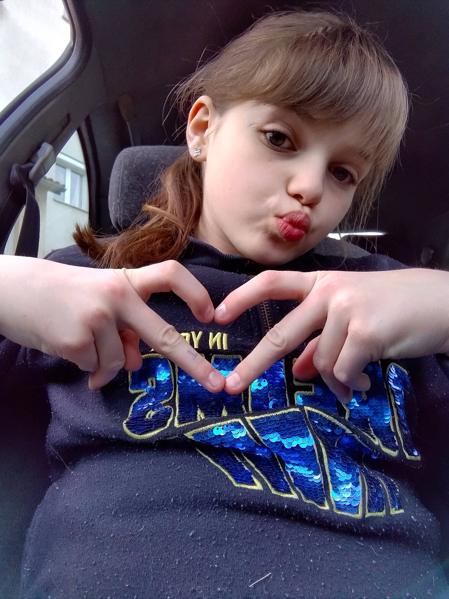 Alycia a rejoint le concours — aidez-le/la à gagner de superbes lots ! blond, blue, car, car_seat_cover, child, cool, electric_blue, eyelash, finger, fun, gesture, hand, happy, nail, pattern, person, steering_wheel, thumb, toddler, vehicle_door