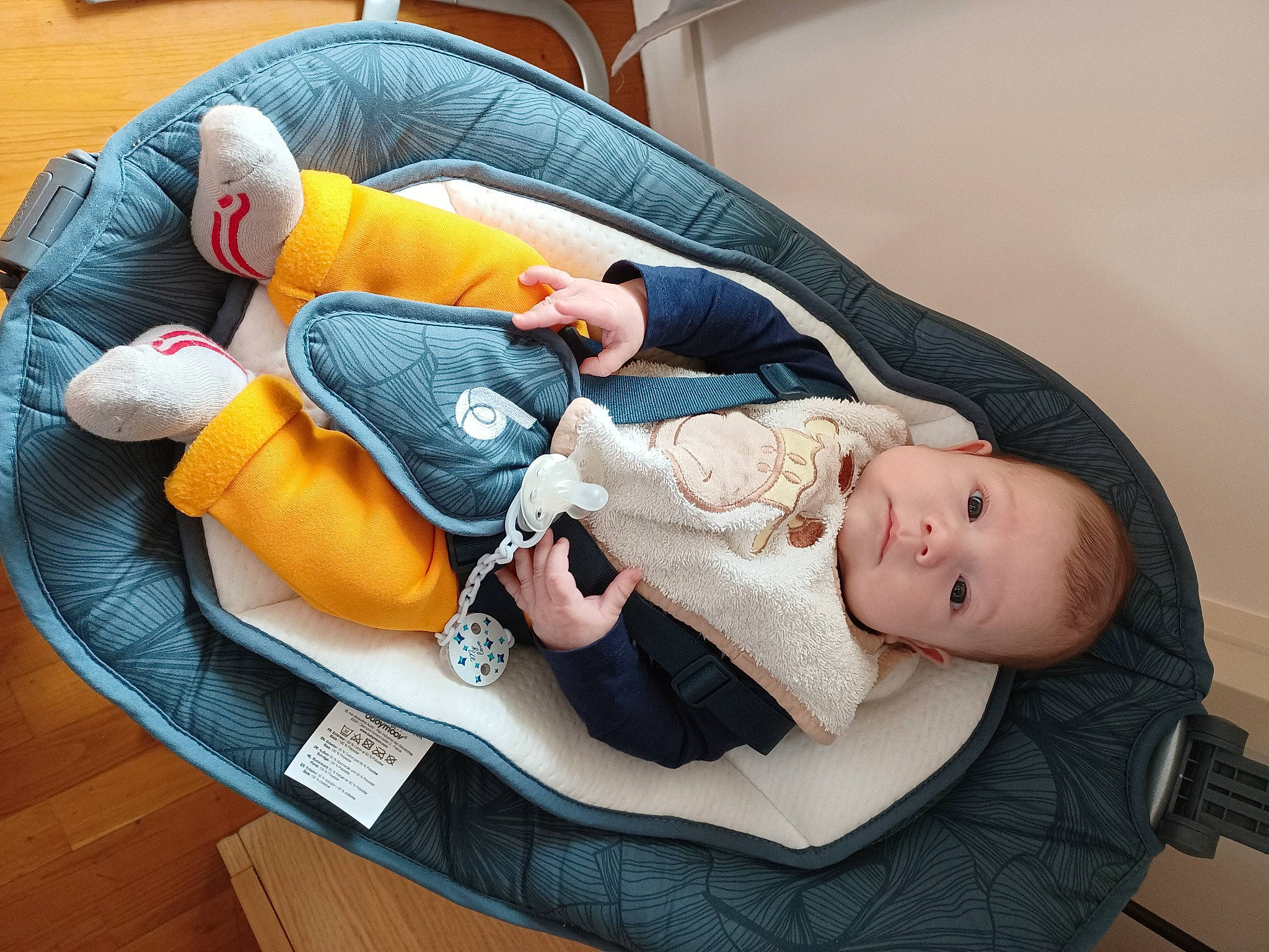 Bryann a rejoint le concours — aidez-le/la à gagner de superbes lots ! baby, baby_carriage, baby_in_car_seat, baby_products, baby_sleeping, baby_toddler_clothing, bag, car_seat, child, comfort, flooring, hat, knee, lap, nap, person, sitting, sleep, thigh, toddler