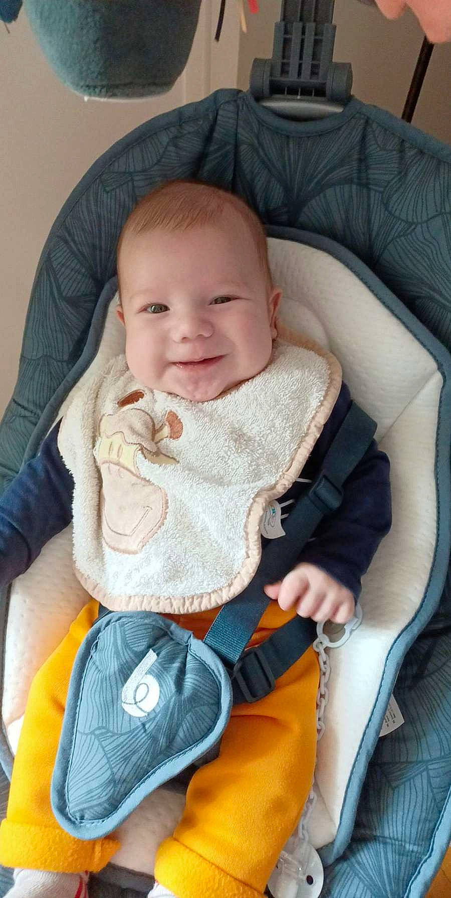 Bryann a rejoint le concours — aidez-le/la à gagner de superbes lots ! baby, baby_carriage, baby_products, baby_safety, baby_toddler_clothing, car_seat, chair, cheek, child, comfort, infant_bed, joy, linens, person, product, seat_belt, sitting, skin, sleeve, smile