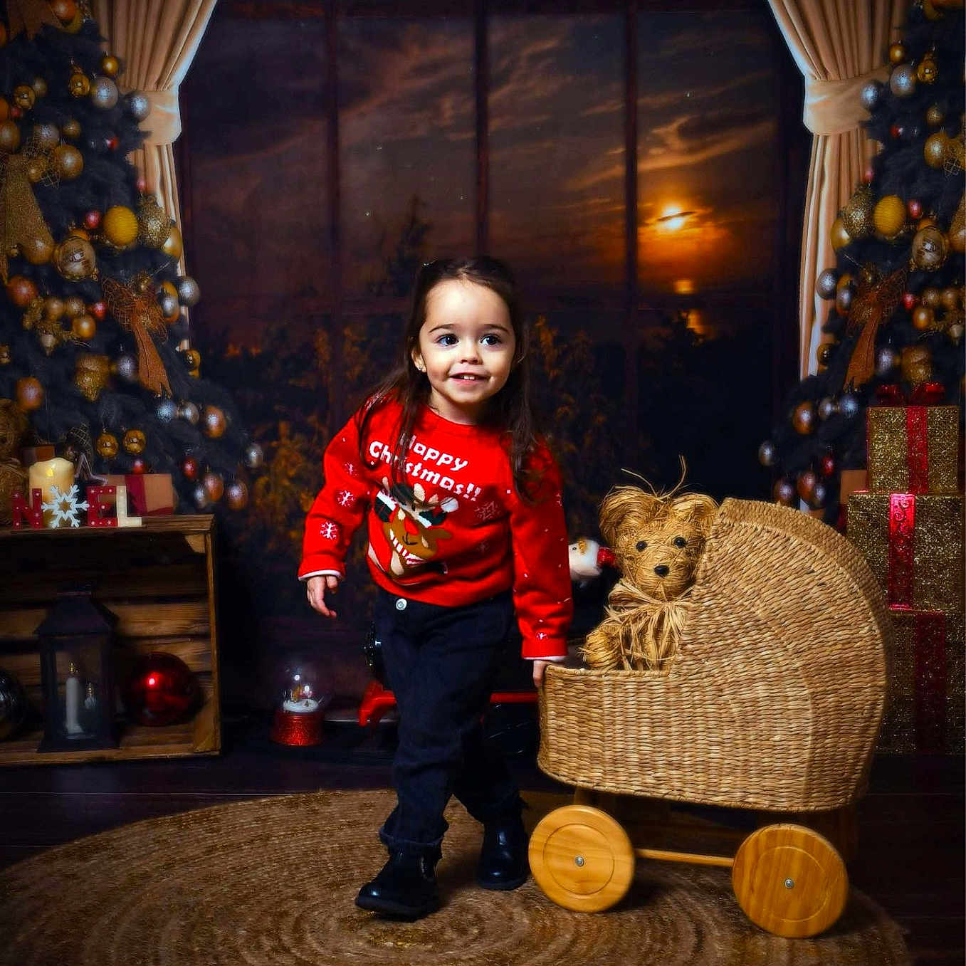 Giulia a rejoint le concours — aidez-le/la à gagner de superbes lots ! candle, child, christmas, christmas_tree, cozy, curtains, decorations, festive, gift_boxes, happy, holiday_decor, indoors, lantern, red_sweater, rug, smiling, teddy_bear, toy_stroller, window, wooden_floor