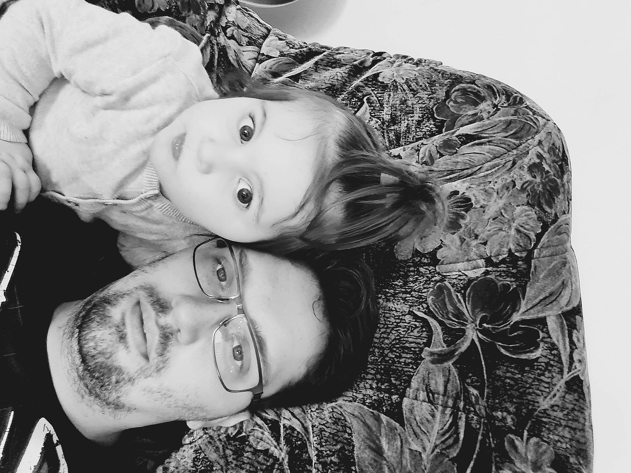 Elonah a rejoint le concours — aidez-le/la à gagner de superbes lots ! black, black_and_white, child, comfort, facial_expression, flash_photography, friendship, gesture, grass, hairstyle, happy, human, iris, monochrome_photography, people, person, photograph, smile, style, toddler