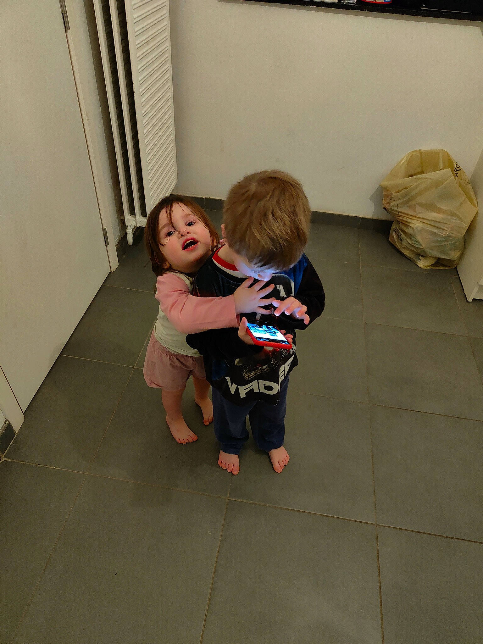 Elonah participe au concours pour gagner de l'argent avec cette photo : baby, baby_toddler_clothing, barefoot, comfort, door, floor, flooring, foot, happy, hardwood, human_leg, joint, leg, mammal, person, standing, t_shirt, thigh, toddler, vertebrate