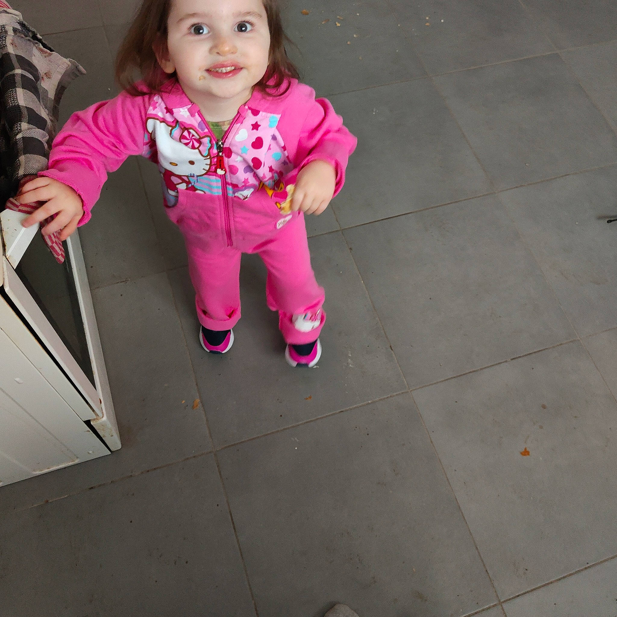 Elonah participe au concours pour gagner de l'argent avec cette photo : baby, baby_toddler_clothing, cheek, child, concrete, flooring, foot, fun, gesture, happy, headwear, human_leg, joy, magenta, pattern, person, pink, road_surface, sitting, sleeve