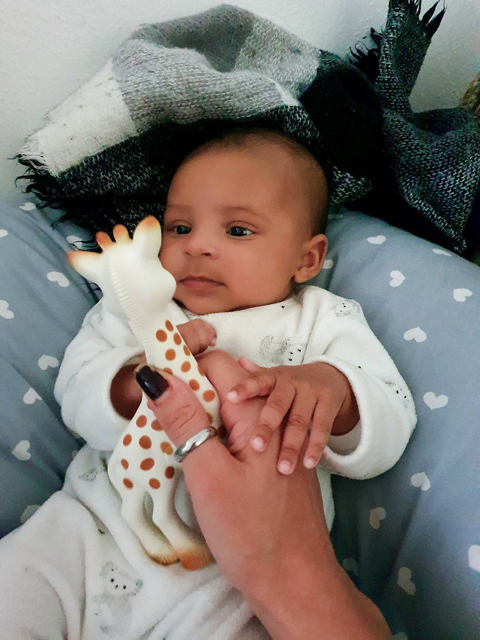 Safya participe au concours pour gagner de l'argent avec cette photo : baby, baby_toddler_clothing, cheek, comfort, eyebrow, eyelash, finger, gesture, linens, lip, mouth, nail, neck, pattern, person, product, skin, sleeve, textile, thumb