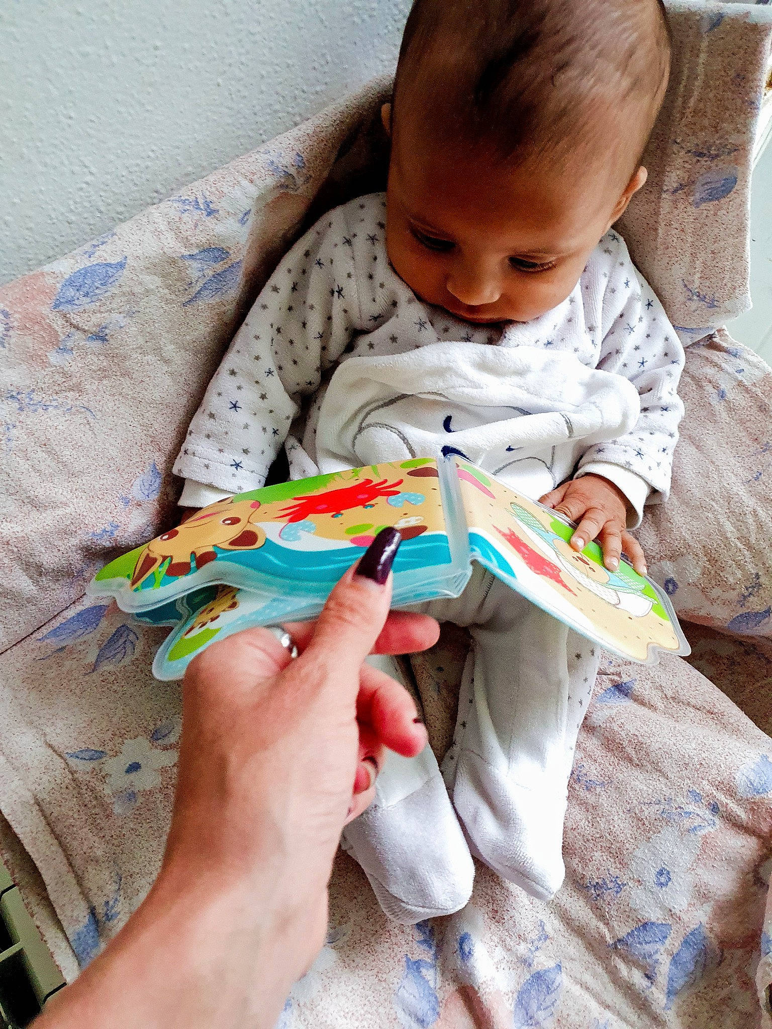 Safya participe au concours pour gagner de l'argent avec cette photo : baby, baby_toddler_clothing, child, comfort, finger, gadget, hand, happy, learning, linens, nail, paper, pattern, person, play, reading, sitting, skin, sleeve, t_shirt