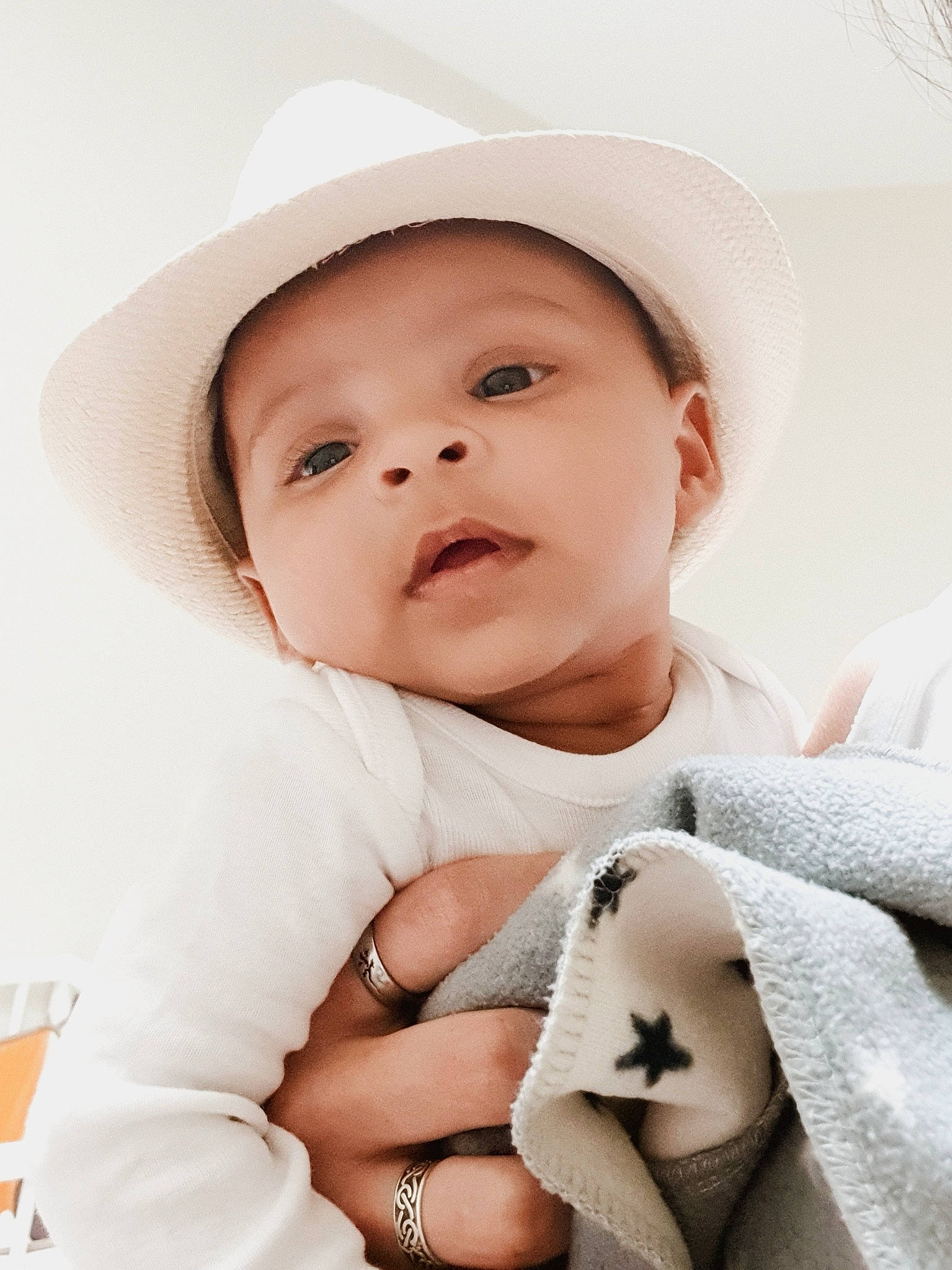 Safya a rejoint le concours — aidez-le/la à gagner de superbes lots ! baby, baby_toddler_clothing, cap, cheek, child, comfort, fashion_accessory, flash_photography, gesture, happy, hat, lip, nail, pattern, person, sitting, skin, sleeve, sun_hat, toddler