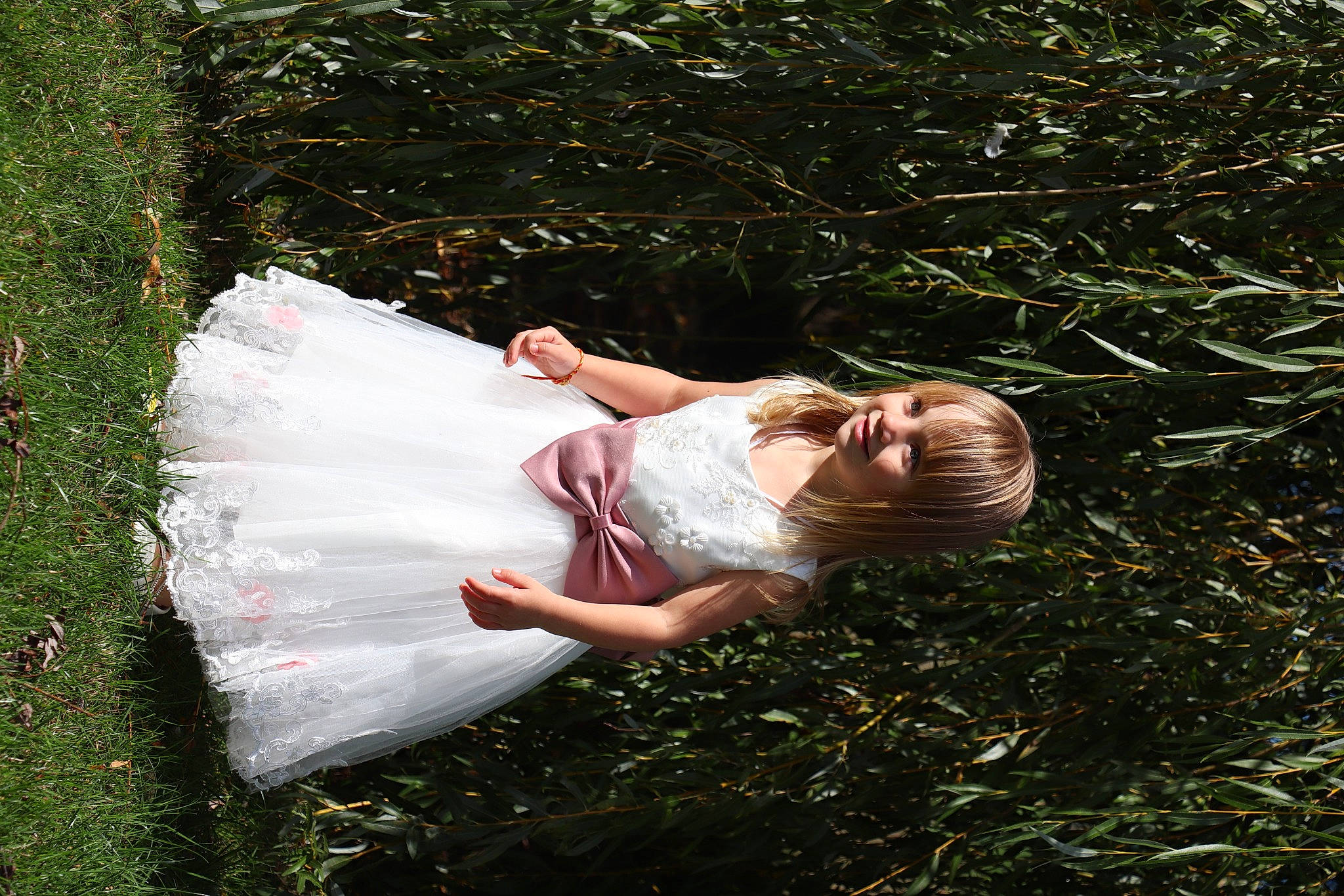 Hope a rejoint le concours — aidez-le/la à gagner de superbes lots ! bridal_accessory, dress, finger, flash_photography, fun, gesture, grass, grass_family, grassland, hand, happy, joy, lawn, leisure, mammal, natural_environment, people_in_nature, person, plant, sunlight