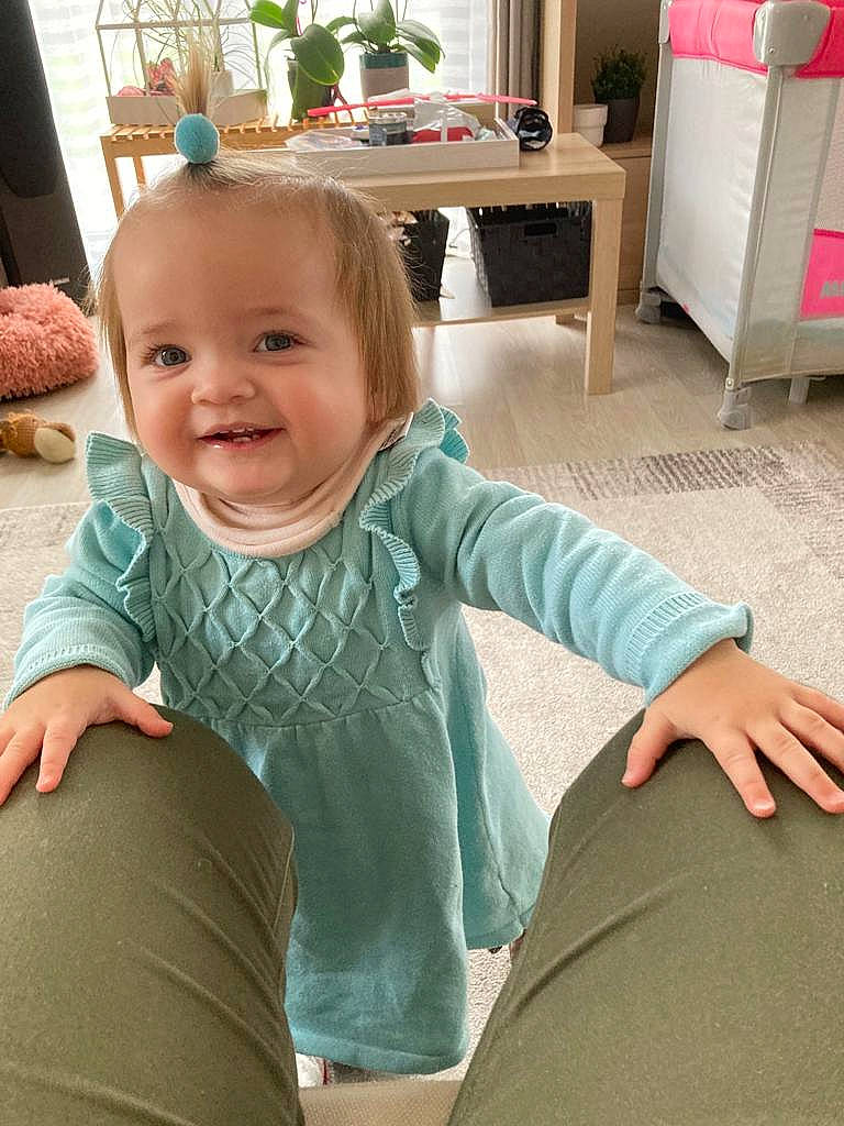 Lexie participe au concours pour gagner de l'argent avec cette photo : baby, baby_toddler_clothing, chair, cheek, comfort, couch, eye, finger, flooring, furniture, happy, joint, joy, lap, person, room, sitting, skin, sleeve, smile