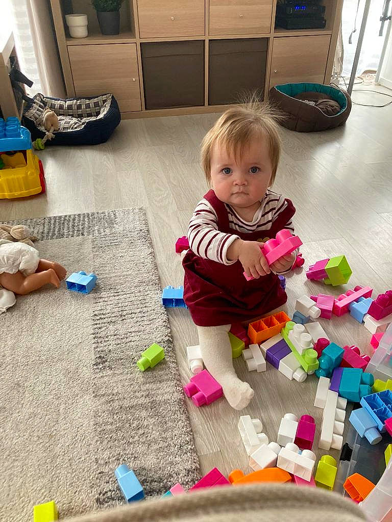 Lexie participe au concours pour gagner de l'argent avec cette photo : baby, baby_products, baby_toddler_clothing, baby_toys, child, floor, flooring, fun, hardwood, leisure, luggage_and_bags, person, plastic, play, room, sitting, toddler, toy, toy_block, vacation