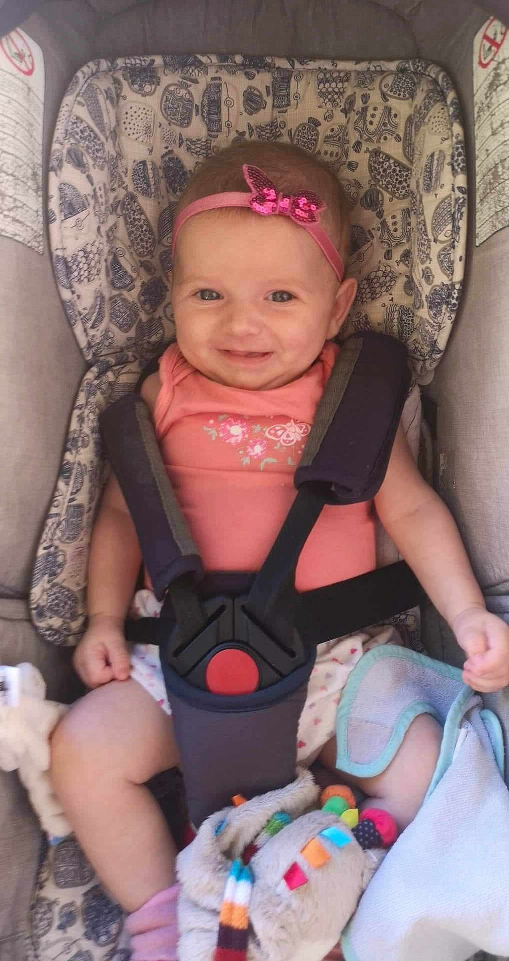 Anaë a rejoint le concours — aidez-le/la à gagner de superbes lots ! baby, baby_products, car_seat, child, headwear, joy, person, product, sitting, skin, toddler