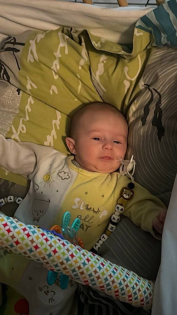 Mathys participe au concours pour gagner de l'argent avec cette photo : baby, baby_products, baby_safety, baby_toddler_clothing, bedding, bedtime, cheek, child, comfort, fun, happy, head, infant_bed, linens, pattern, person, room, sitting, sleeve, toddler