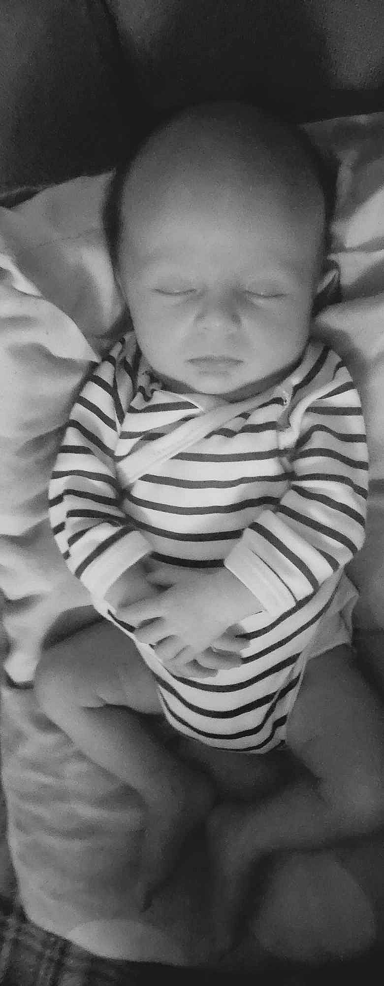 Mathys a rejoint le concours — aidez-le/la à gagner de superbes lots ! arm, black, cheek, chin, comfort, eye, hand, head, human, human_body, iris, leg, lip, mouth, neck, nose, person, skin, sleeve, smile