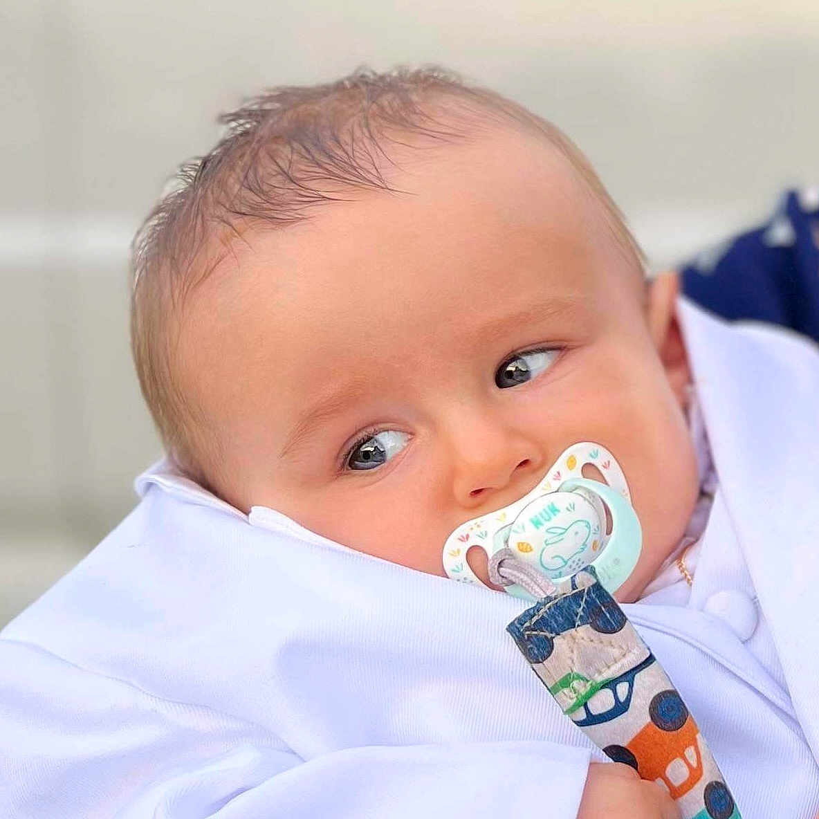 Mathys a rejoint le concours — aidez-le/la à gagner de superbes lots ! baby, biting, blanket, bodypart, clothing, coat, face, finger, hand, happy, head, jacket, newborn, person, photography, portrait, sitting, sleeve, smile, tape