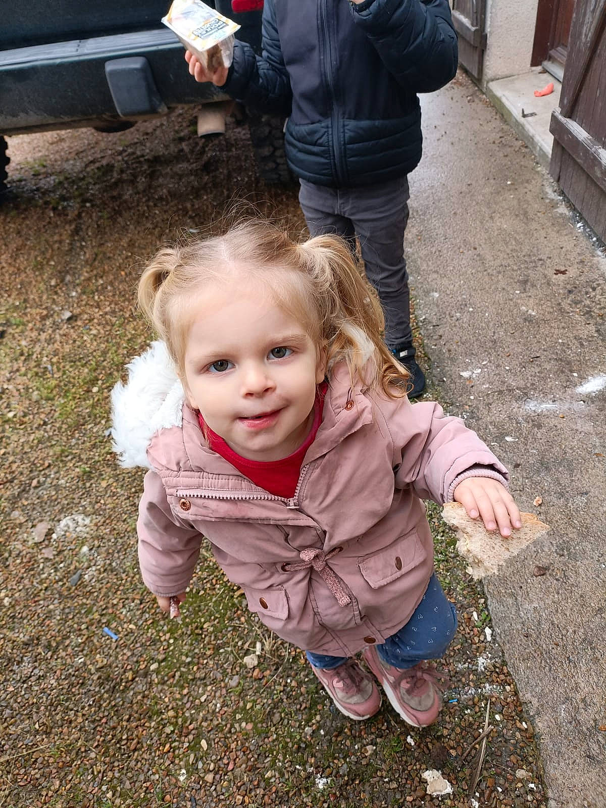 Maelys participe au concours pour gagner de l'argent avec cette photo : asphalt, baby, baby_toddler_clothing, child, fun, grass, happy, jacket, leg, people, people_in_nature, person, road_surface, shoe, sitting, smile, sneakers, soil, toddler, tree