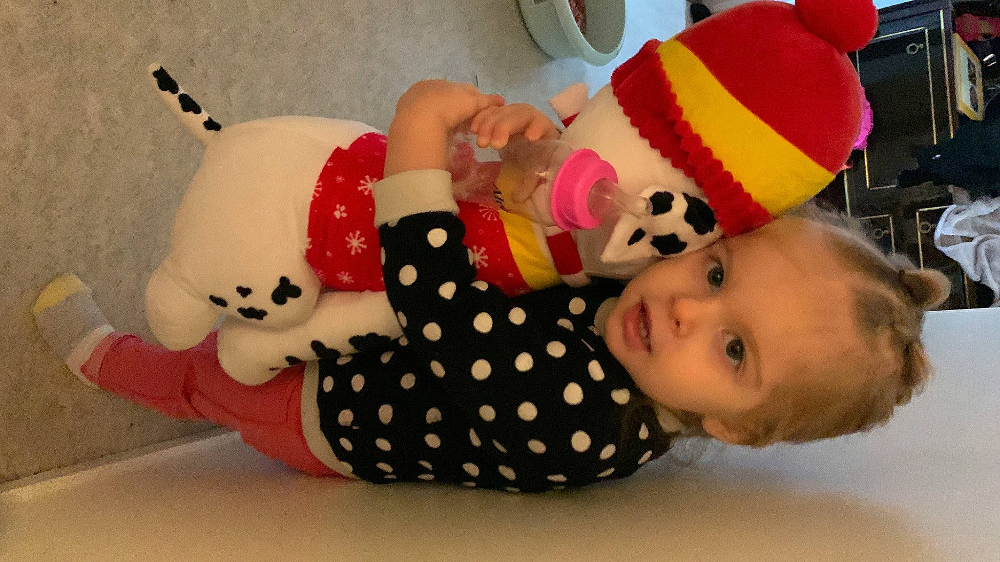 Maelys participe au concours pour gagner de l'argent avec cette photo : baby, baby_products, baby_toddler_clothing, baby_toys, carmine, child, costume_hat, happy, headgear, mammal, pattern, person, plush, product, room, smile, stuffed_toy, textile, toddler, toy