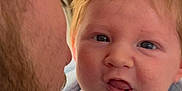 Charles participe au concours pour gagner de l'argent avec cette photo : baby, infant, man, beard, face, closeup, expression, curious, blue_eyes, clothing, bib, indoor, portrait, parent, child, warmth, skin, hair, person, interaction