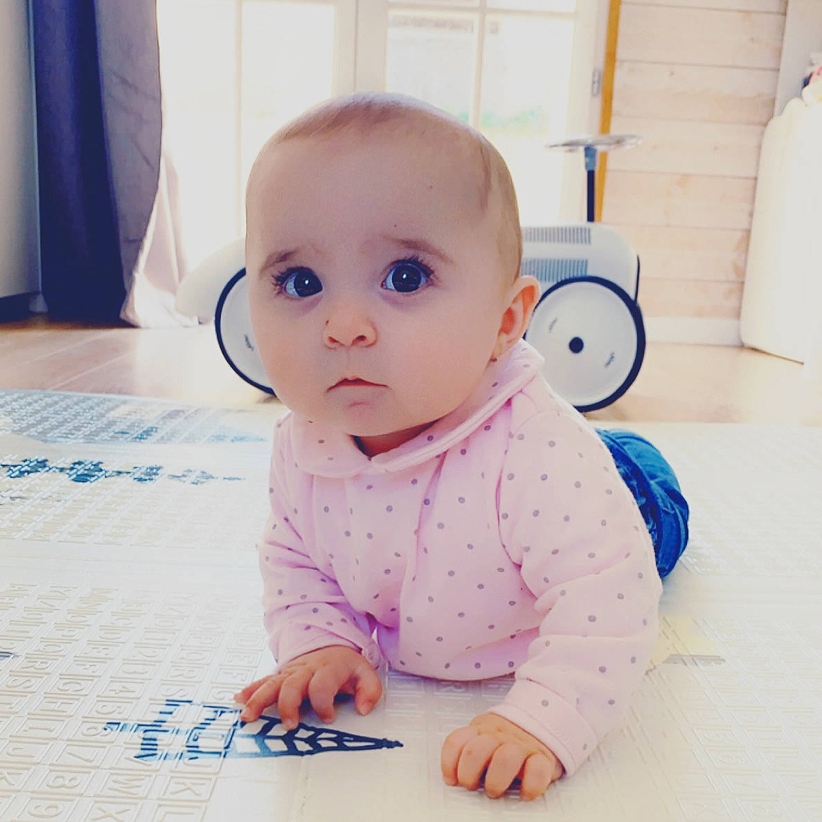 Tali a rejoint le concours — aidez-le/la à gagner de superbes lots ! baby, baby_safety, baby_toddler_clothing, cheek, child, comfort, crawling, curtain, eye, floor, flooring, handwriting, happy, person, product, skin, sleeve, smile, toddler, tummy_time