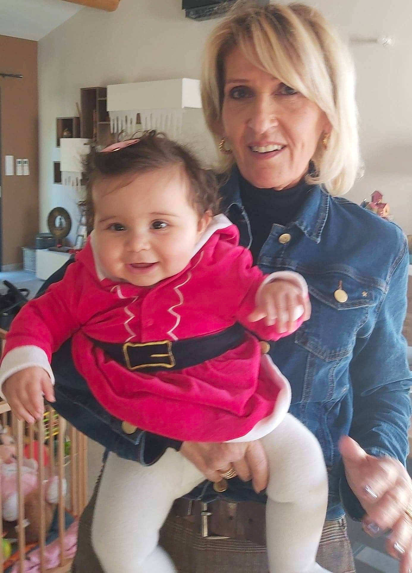 Mélohé a rejoint le concours — aidez-le/la à gagner de superbes lots ! baby, baby_products, baby_safety, baby_toddler_clothing, blond, child, eye, grandparent, hand, head, joy, lap, love, mouth, nose, overall, person, picture_frame, shelf, thumb