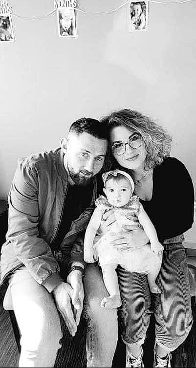 Louna participe au concours pour gagner de l'argent avec cette photo : arm, baby, black_and_white, comfort, eyewear, flash_photography, fun, gesture, happy, human, joy, monochrome, monochrome_photography, people, person, photograph, sitting, smile, snapshot, standing