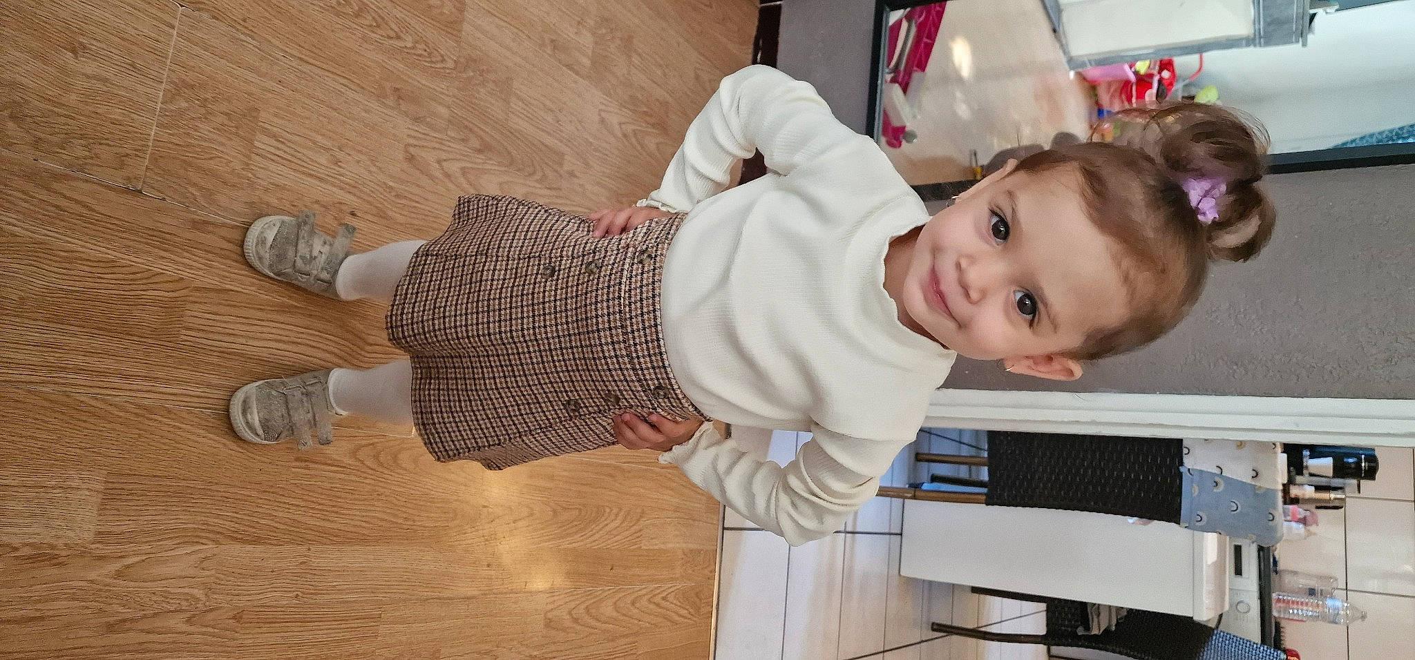 Inaya a rejoint le concours — aidez-le/la à gagner de superbes lots ! baby, baby_toddler_clothing, child, comfort, flooring, happy, hardwood, joy, person, product, room, sitting, sleeve, smile, toddler, varnish, water_bottle, wood, wood_flooring, wood_stain