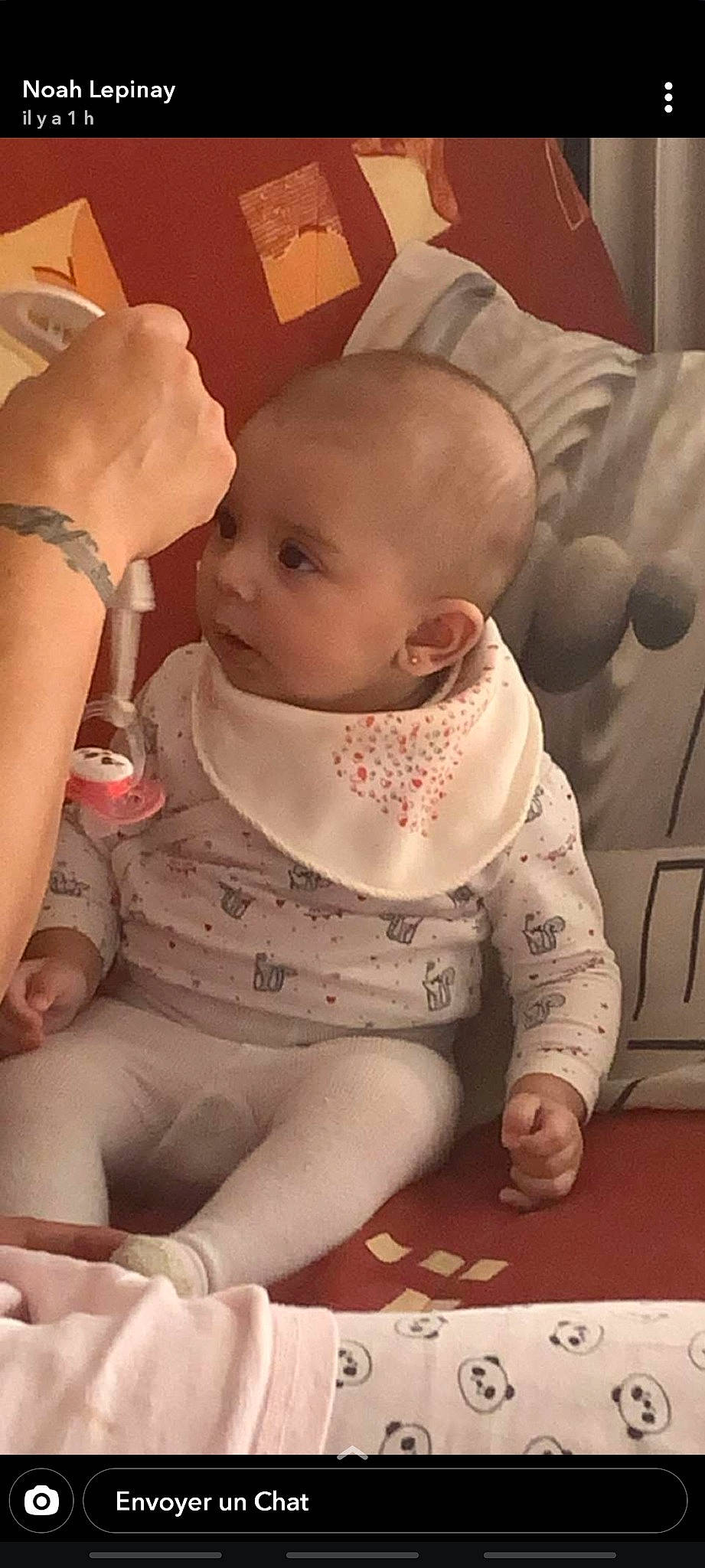 Inaya a rejoint le concours — aidez-le/la à gagner de superbes lots ! arm, baby, cheek, child, hand, leg, person, sitting, skin, toddler