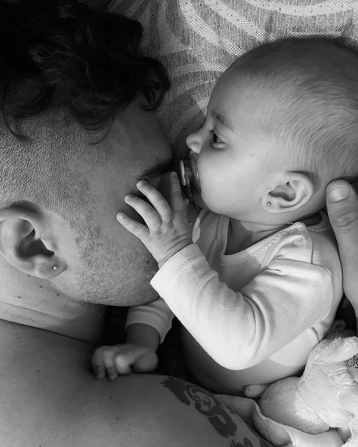 Inaya participe au concours pour gagner de l'argent avec cette photo : baby, black_and_white, cheek, child, eye, face, gesture, hand, head, lip, love, monochrome, monochrome_photography, mouth, nose, person, photograph, photography, sibling, skin