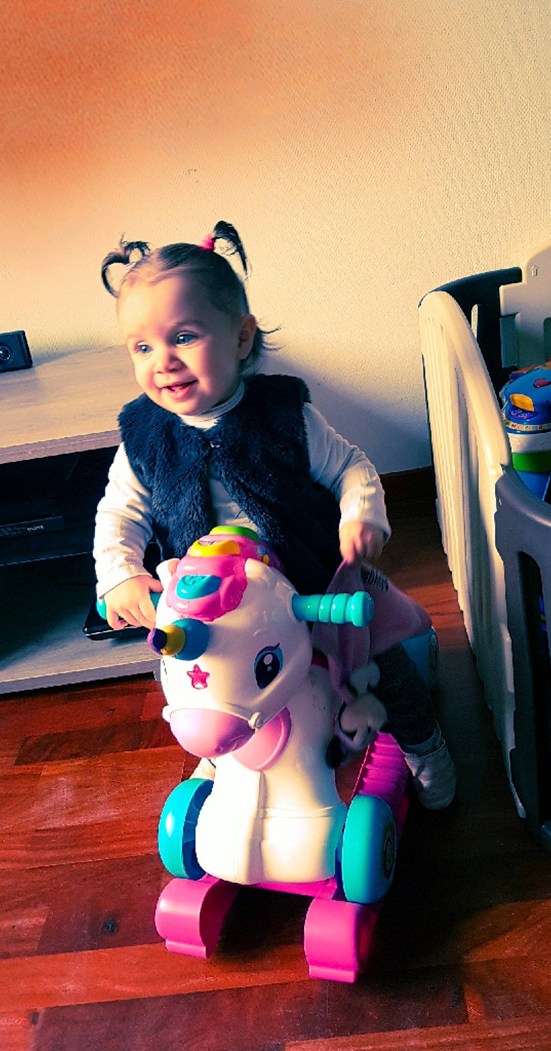 Abygaëlle a rejoint le concours — aidez-le/la à gagner de superbes lots ! animation, child, ear, fun, happy, person, play, plush, smile, stuffed_toy, toddler, toy, vacation