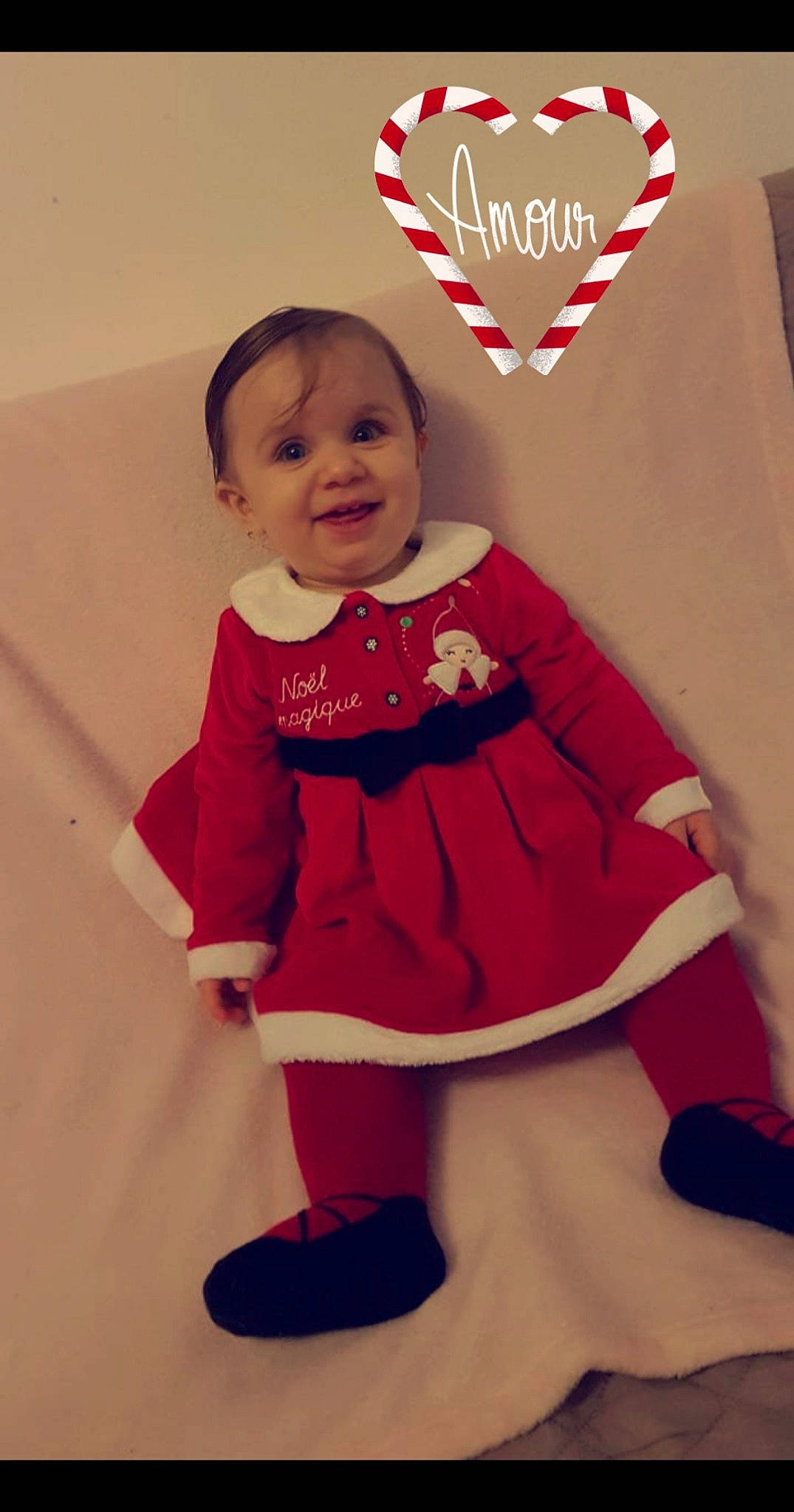 Abygaëlle participe au concours pour gagner de l'argent avec cette photo : child, christmas, christmas_eve, costume, facial_expression, fictional_character, joy, outerwear, person, red, sleeve, smile, standing, toddler