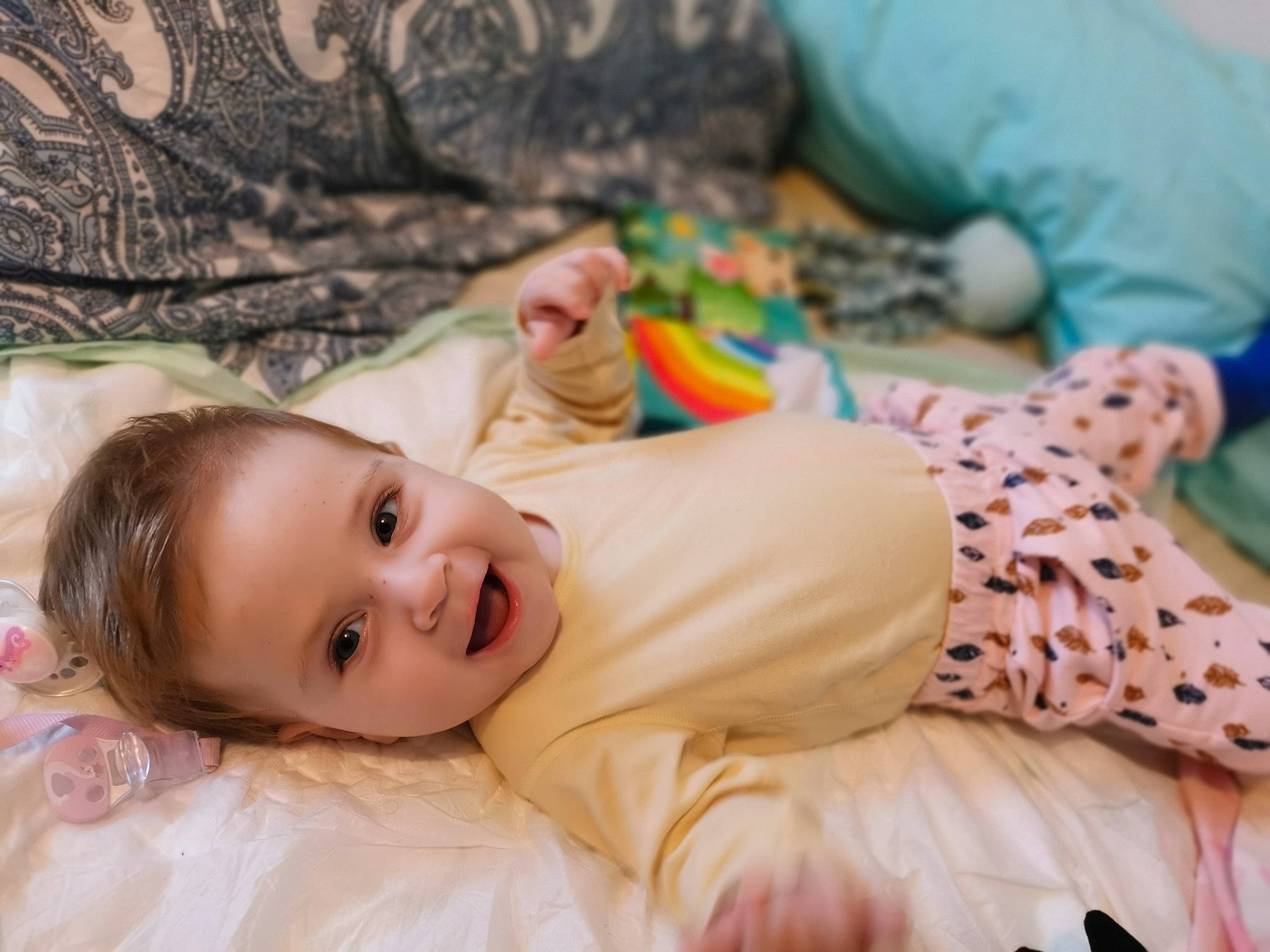 Sophie participe au concours pour gagner de l'argent avec cette photo : baby, baby_toddler_clothing, child, comfort, couch, flooring, fun, grass, happy, iris, laugh, leisure, linens, person, portrait_photography, room, sitting, skin, smile, toddler