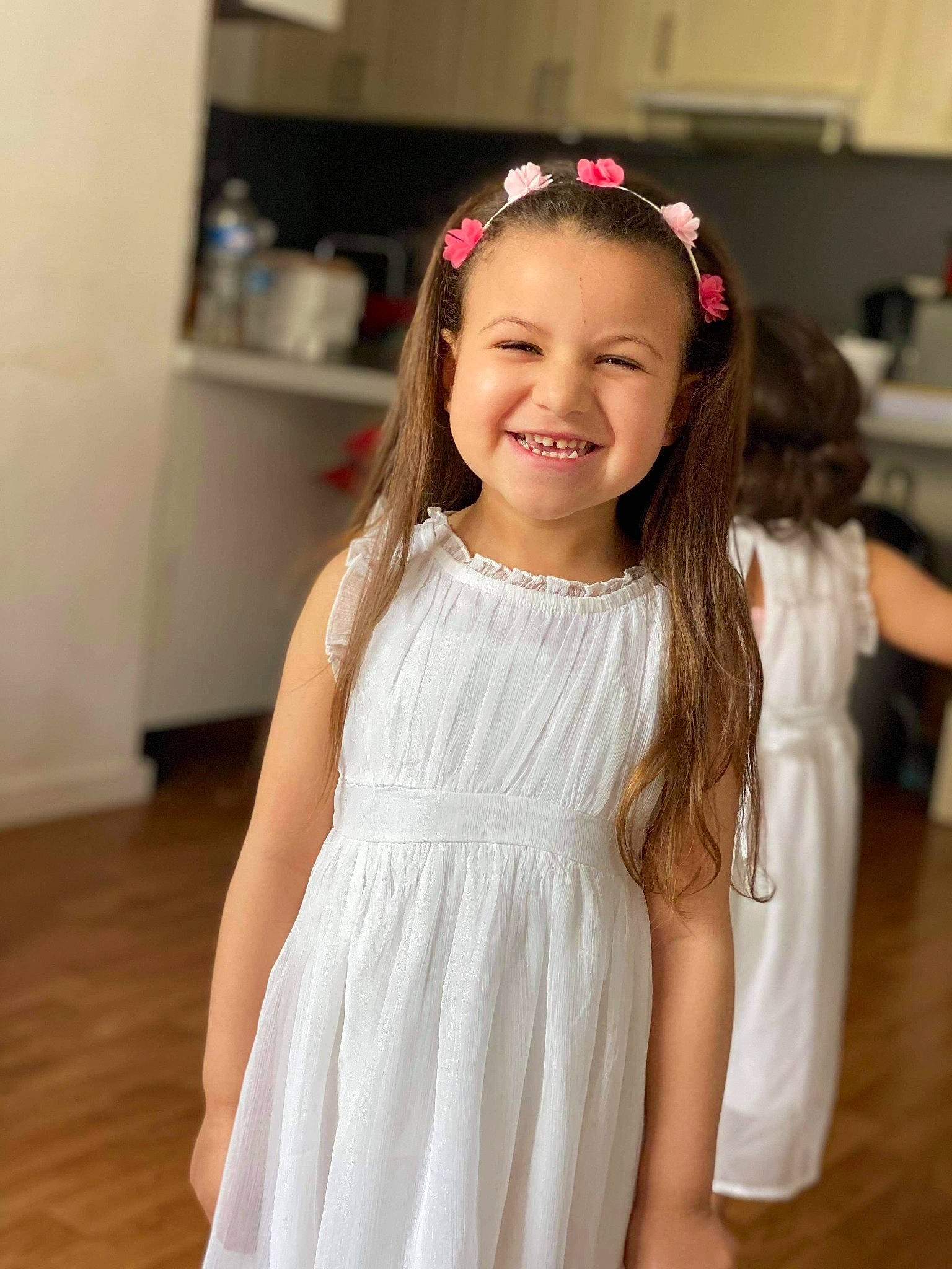 Amina a rejoint le concours — aidez-le/la à gagner de superbes lots ! bridal_accessory, bridal_party_dress, day_dress, dress, embellishment, facial_expression, fashion_design, flash_photography, flooring, hair, hairstyle, happy, headpiece, joy, neck, one_piece_garment, person, shoulder, skin, sleeve