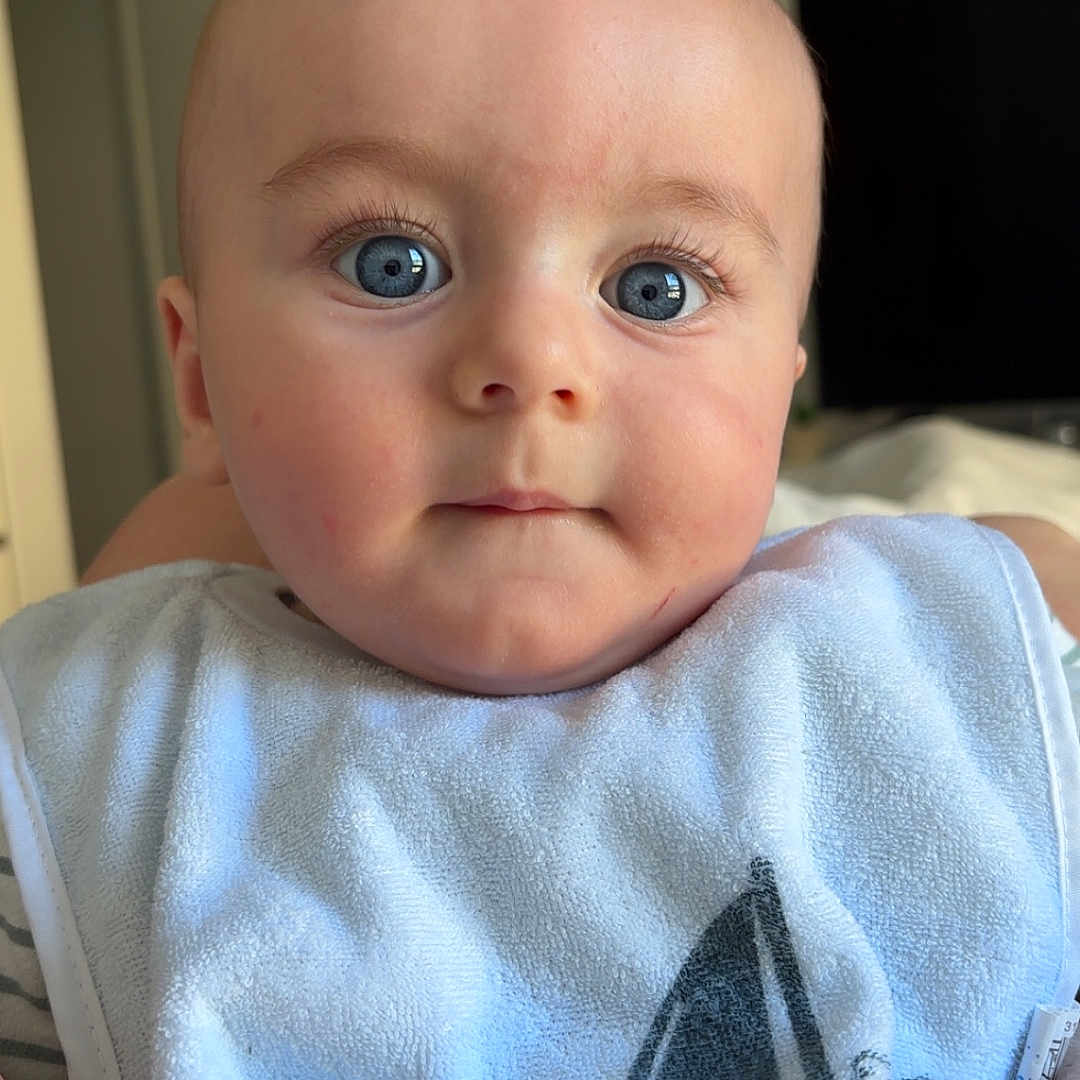 Jessïm a rejoint le concours — aidez-le/la à gagner de superbes lots ! baby, bib, blanket, blue_eyes, child, close_up, clothing, cute, expression, face, head, human, indoor, infant, newborn, person, portrait, skin, soft_light, young