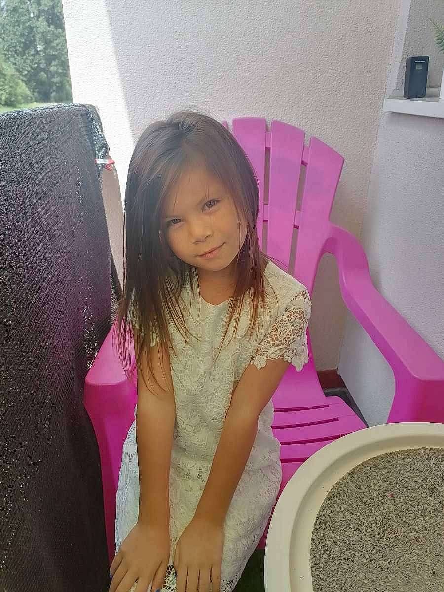 Ilona a rejoint le concours — aidez-le/la à gagner de superbes lots ! arm, beauty, black_hair, chair, comfort, eyelash, finger, hairstyle, happy, human_body, leisure, magenta, neck, person, pink, product, purple, skin, sleeve, thigh