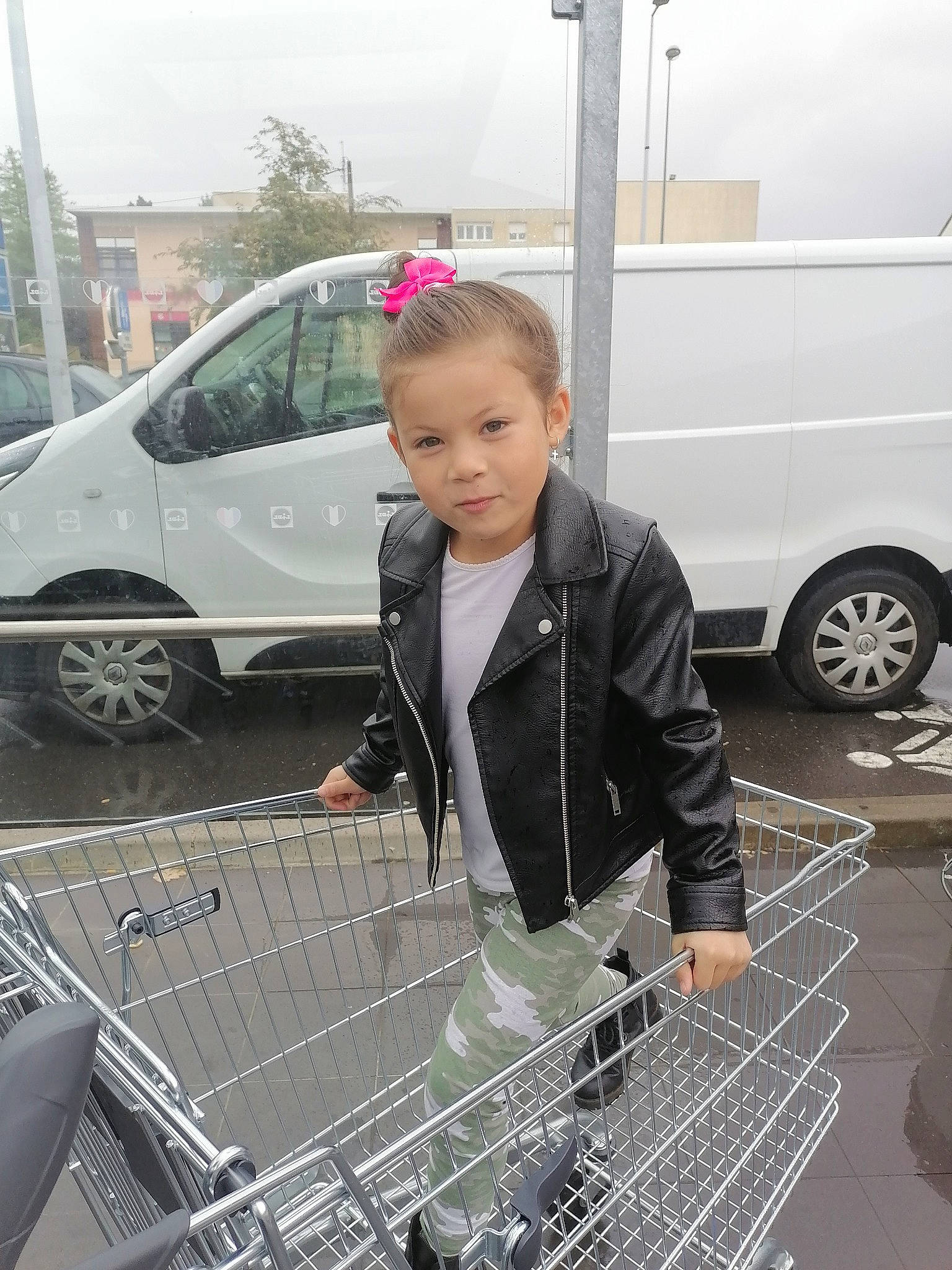 Ilona a rejoint le concours — aidez-le/la à gagner de superbes lots ! alloy_wheel, asphalt, automotive_design, automotive_exterior, automotive_lighting, automotive_tire, automotive_wheel_system, bumper, car, hood, land_vehicle, motor_vehicle, parking, person, rim, sky, street_fashion, tire, vehicle, vehicle_door